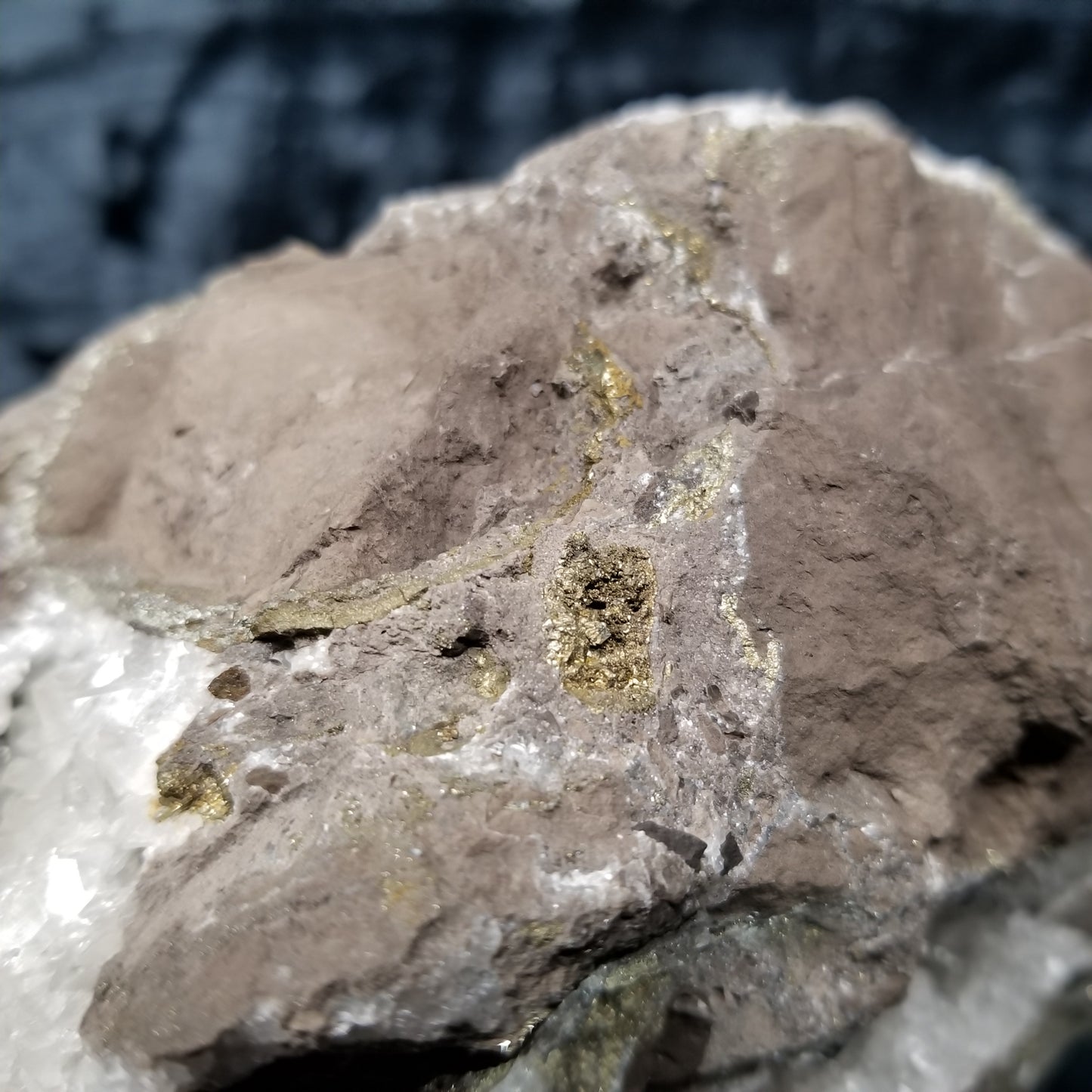 #33008 Super clear Nailhead Spar Calcite geode, Chalcopyrite ore and multiple small fossils in the matrix