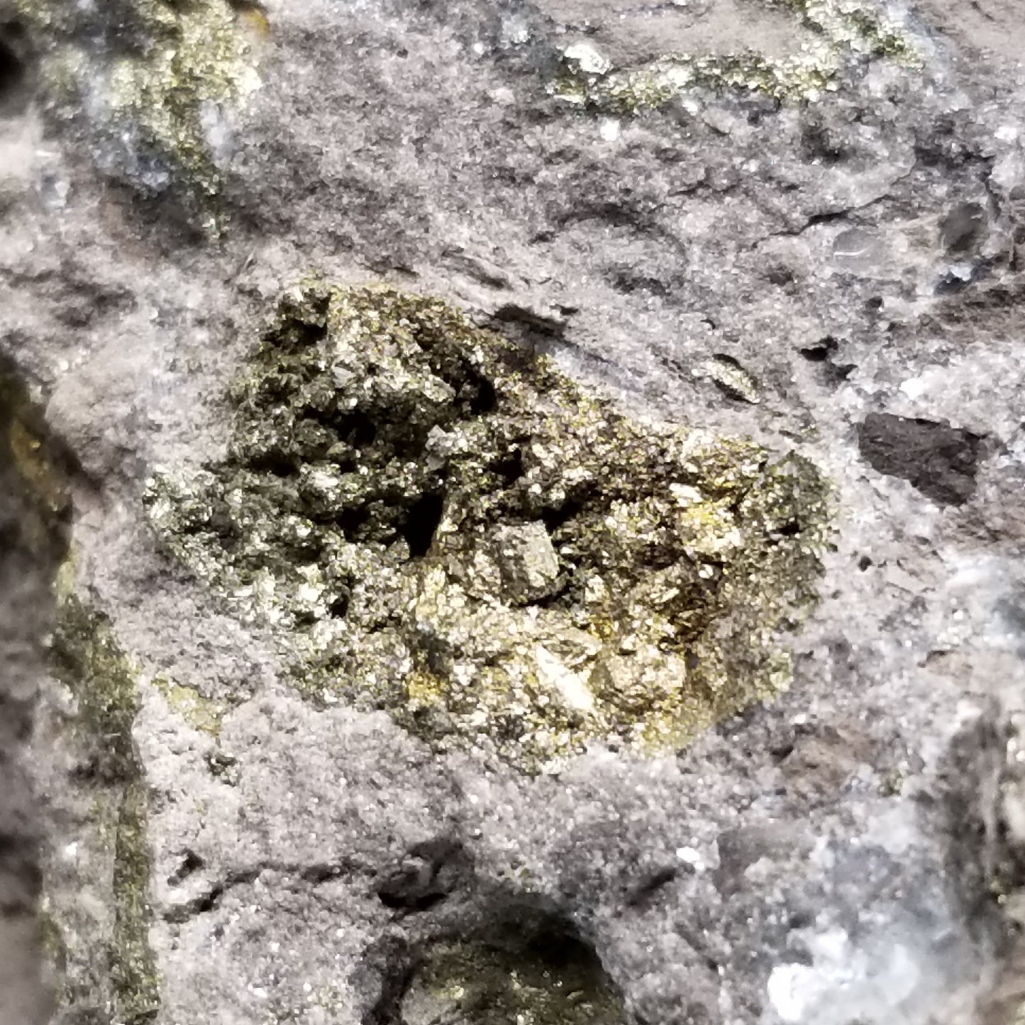 #33008 Super clear Nailhead Spar Calcite geode, Chalcopyrite ore and multiple small fossils in the matrix