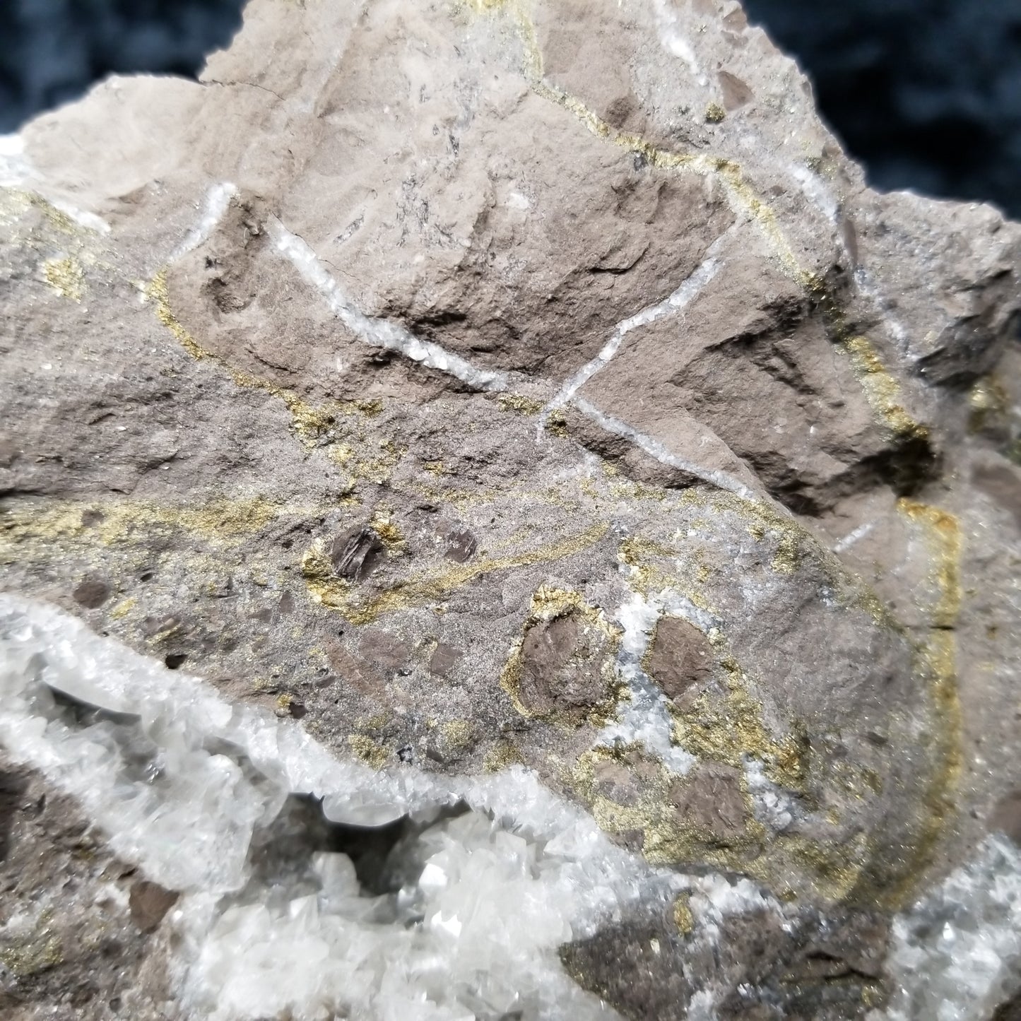 #33009 Super clear Nailhead Spar Calcite geode, Chalcopyrite ore and multiple small fossils in the matrix