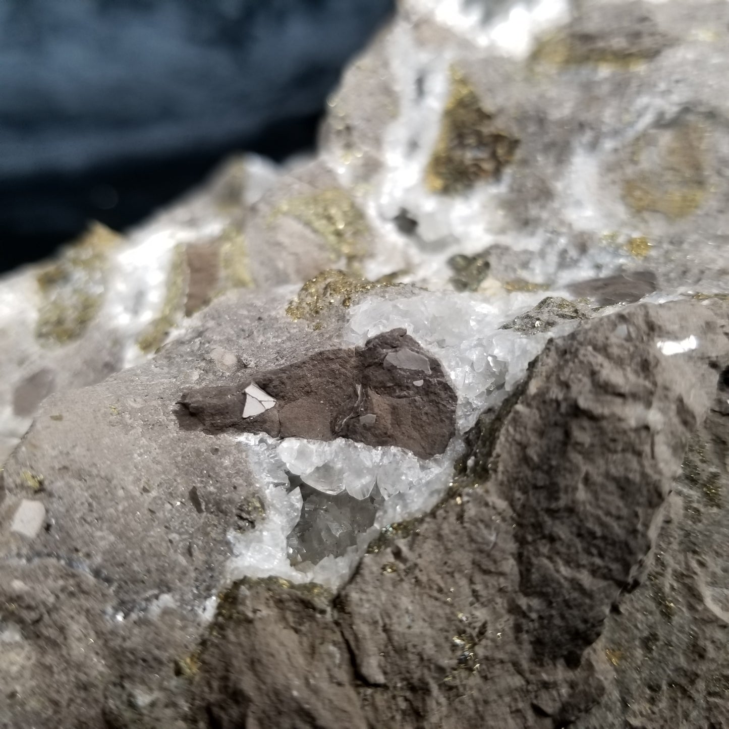 #33009 Super clear Nailhead Spar Calcite geode, Chalcopyrite ore and multiple small fossils in the matrix