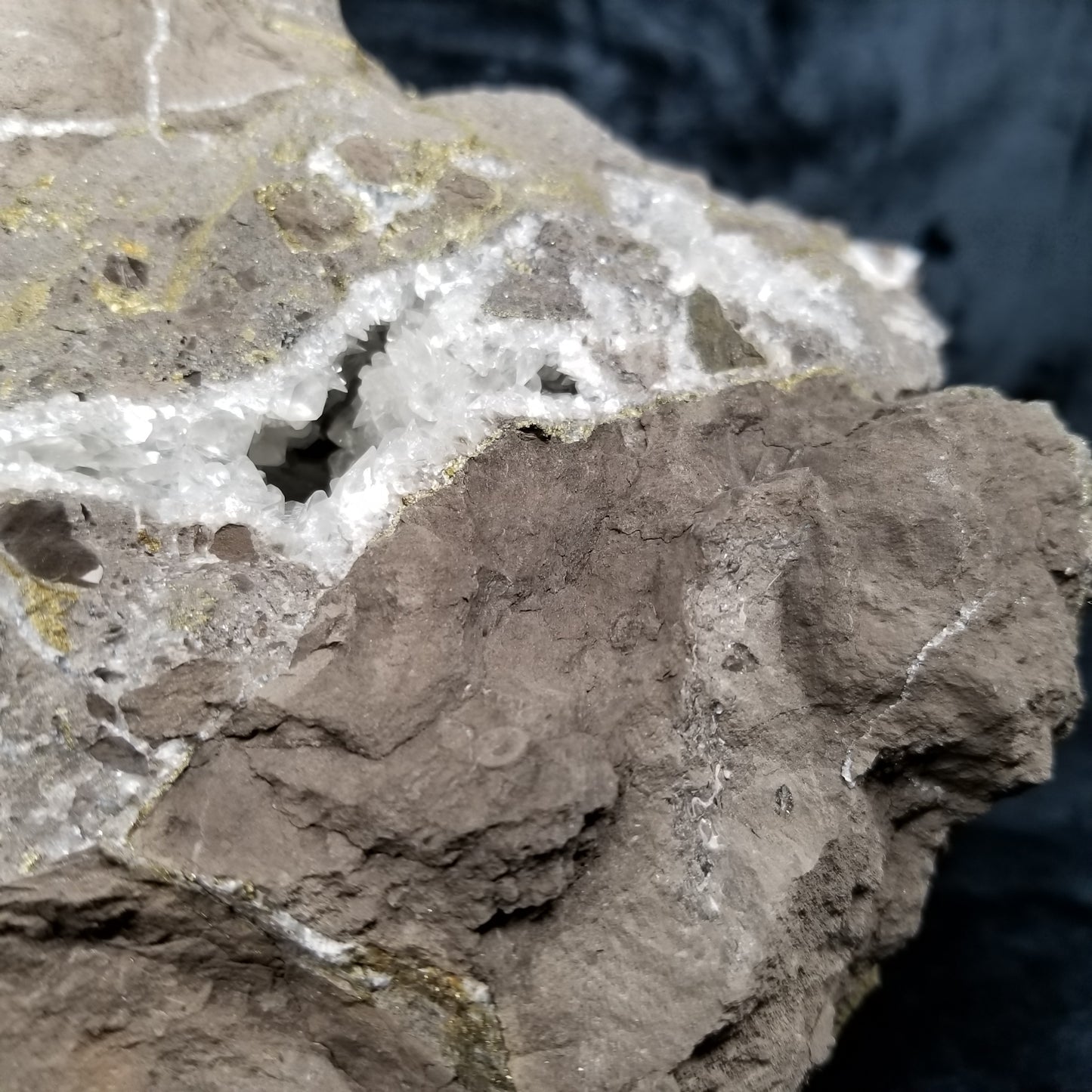 #33009 Super clear Nailhead Spar Calcite geode, Chalcopyrite ore and multiple small fossils in the matrix