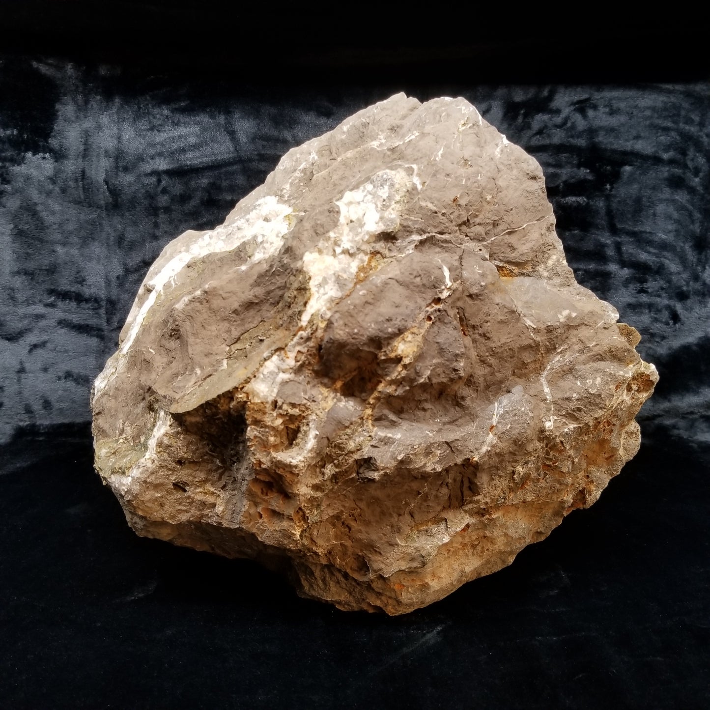 #33022 Super clear Nailhead Spar Calcite geode, Chalcopyrite ore and multiple small fossils in the matrix