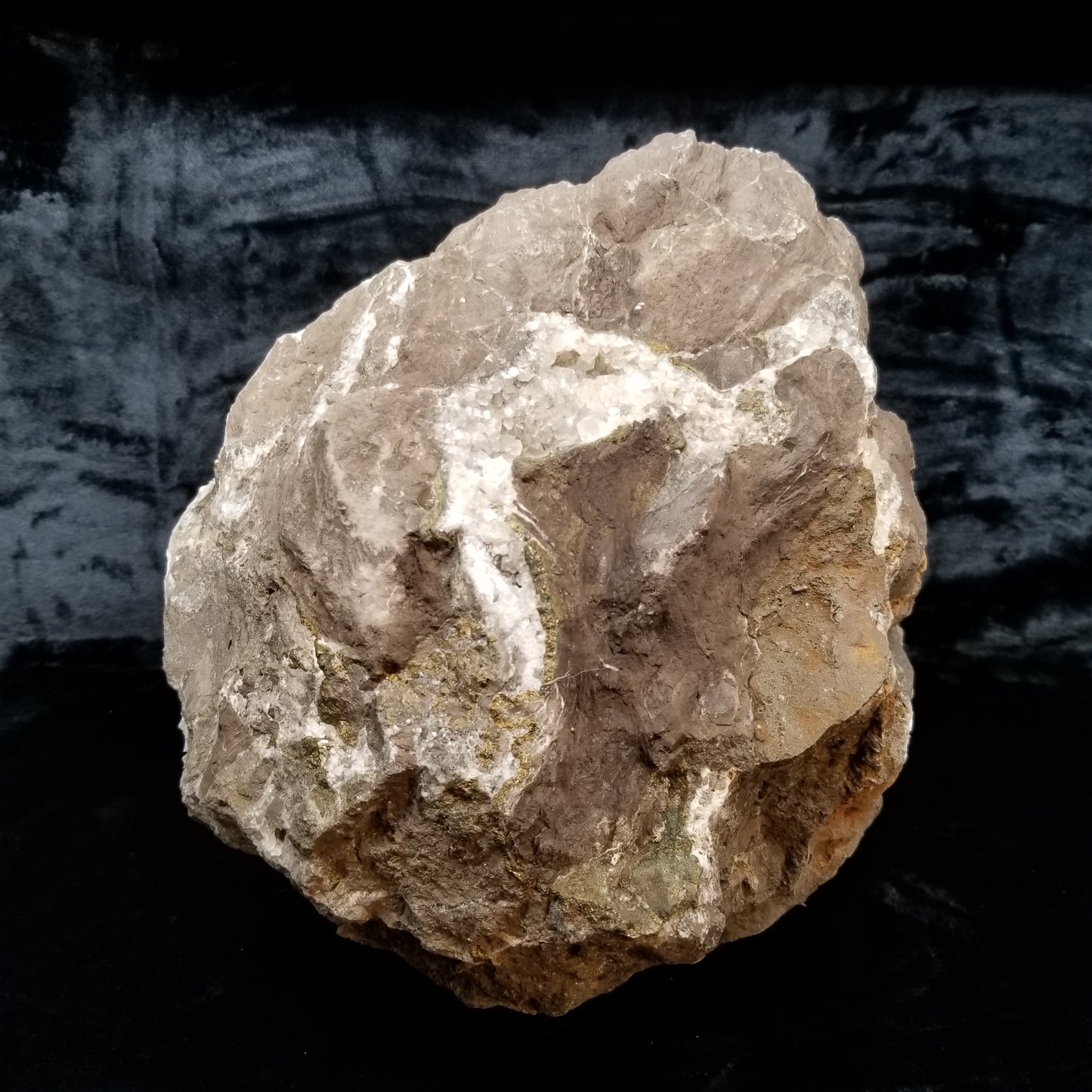 #33022 Super clear Nailhead Spar Calcite geode, Chalcopyrite ore and multiple small fossils in the matrix