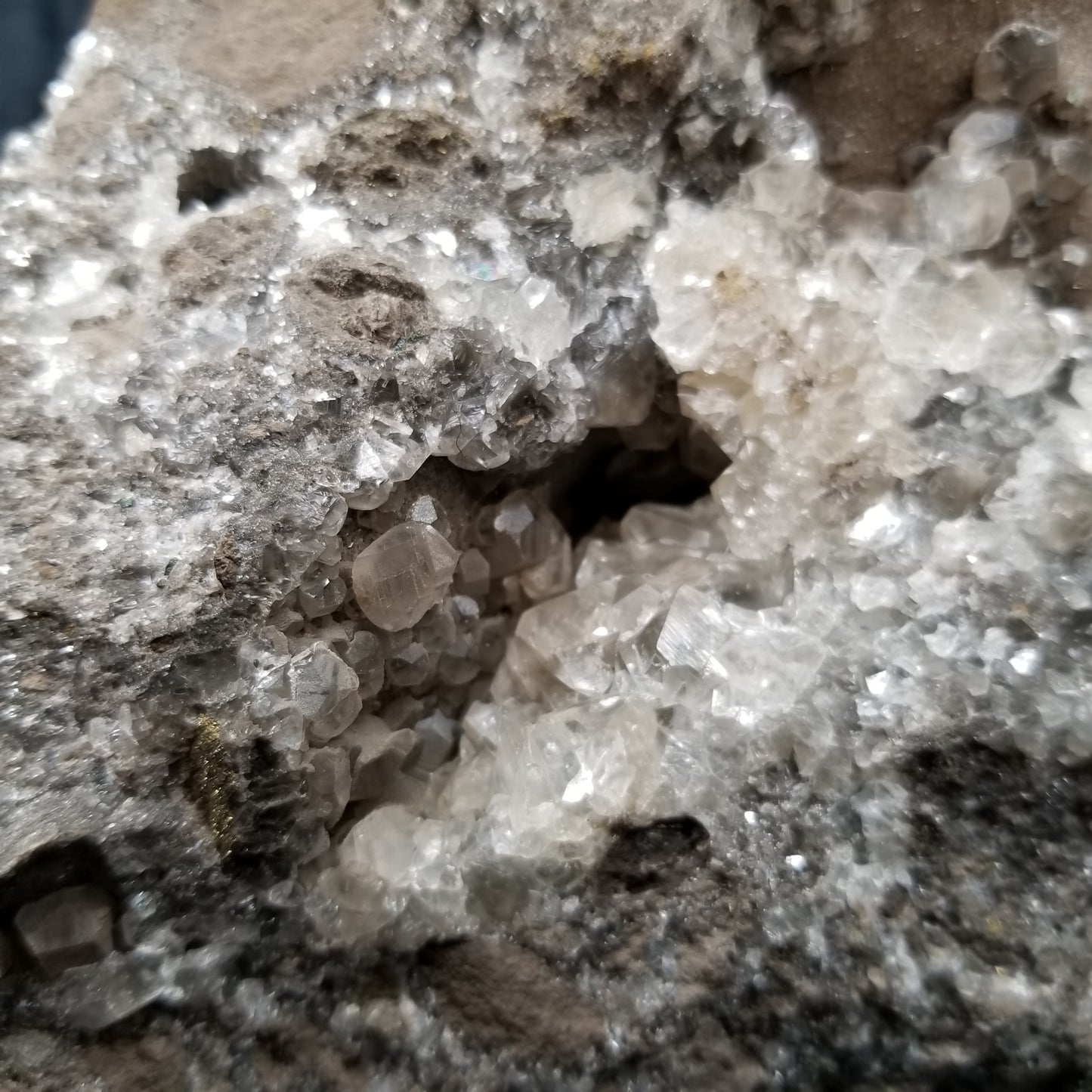 #33023 Super clear Nailhead Spar Calcite goede, Chalcopyrite ore and multiple small fossils in the matrix