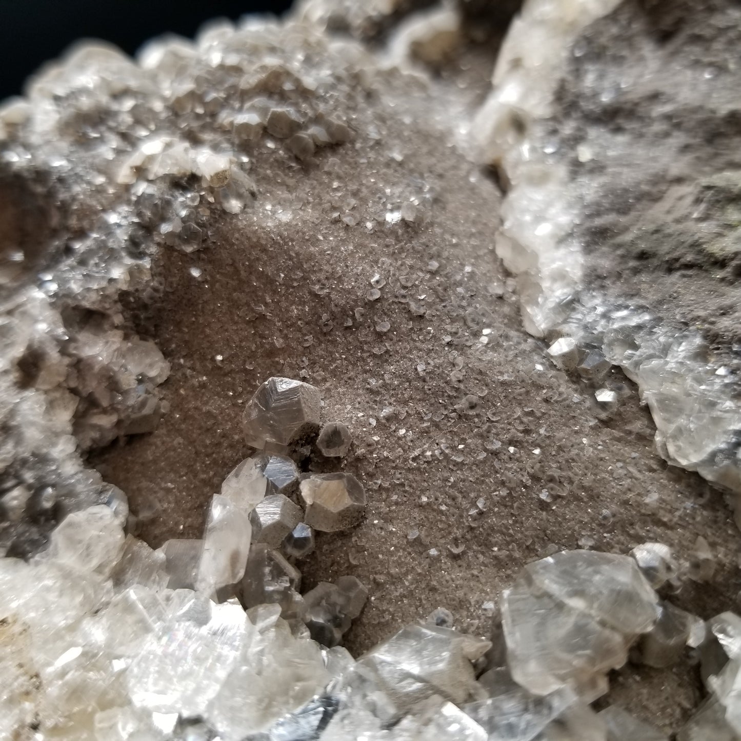 #33023 Super clear Nailhead Spar Calcite goede, Chalcopyrite ore and multiple small fossils in the matrix