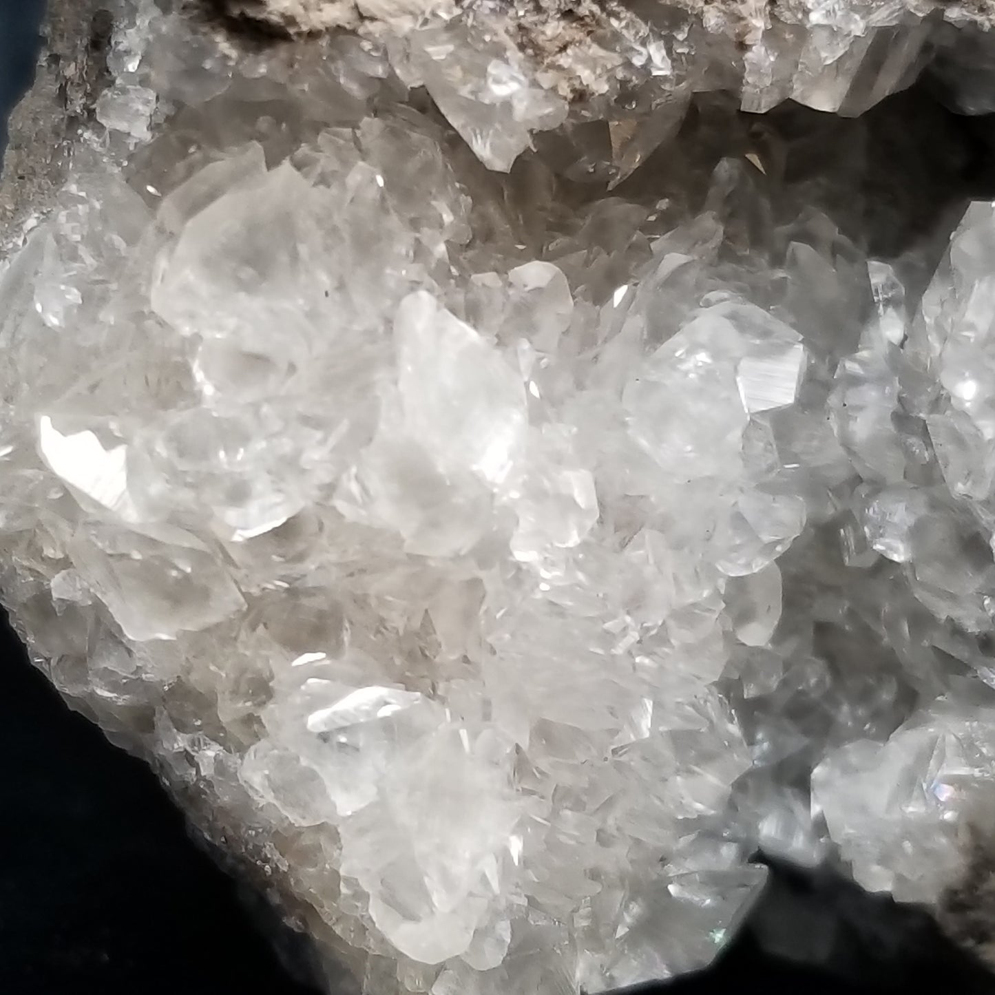 #33023 Super clear Nailhead Spar Calcite goede, Chalcopyrite ore and multiple small fossils in the matrix