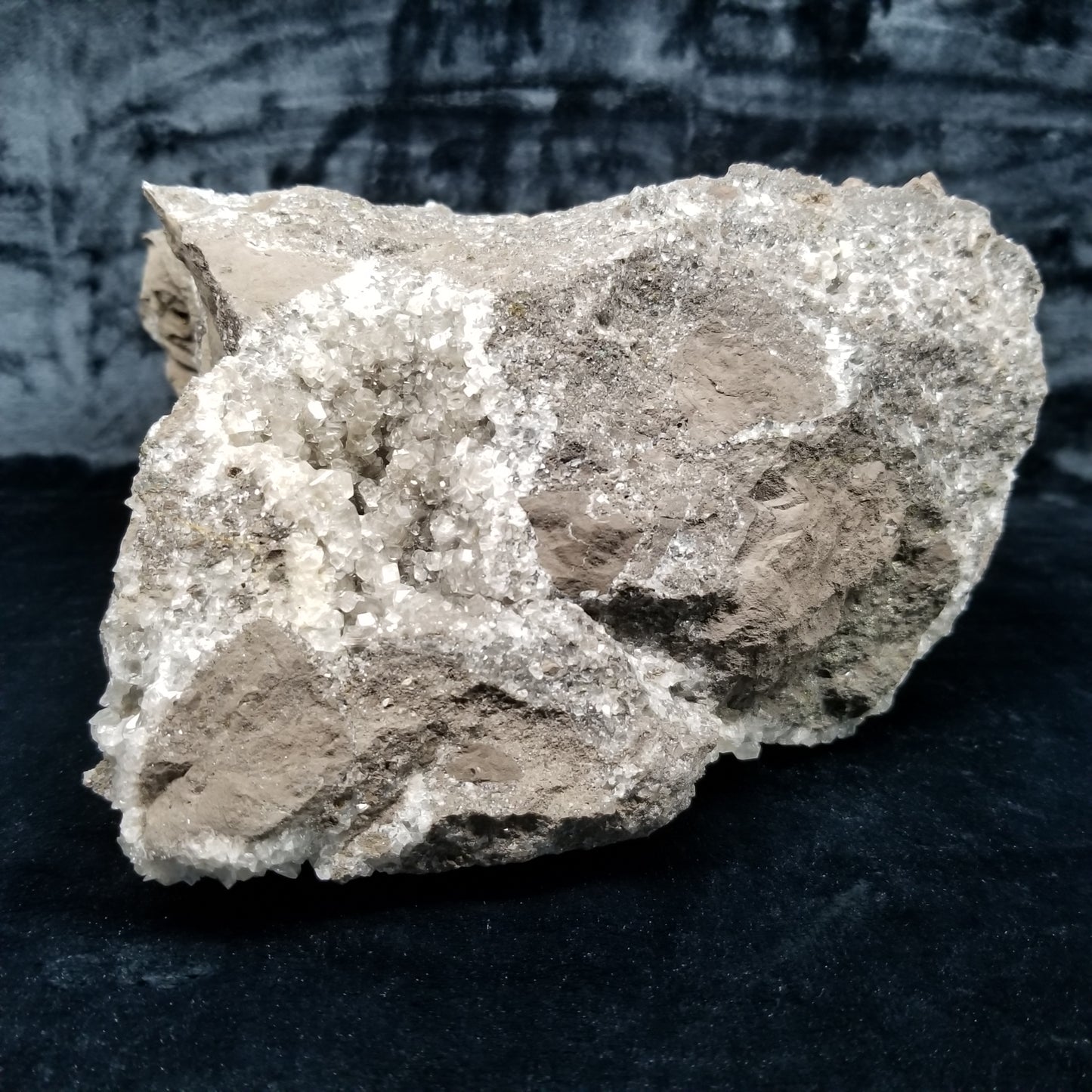 #33023 Super clear Nailhead Spar Calcite goede, Chalcopyrite ore and multiple small fossils in the matrix