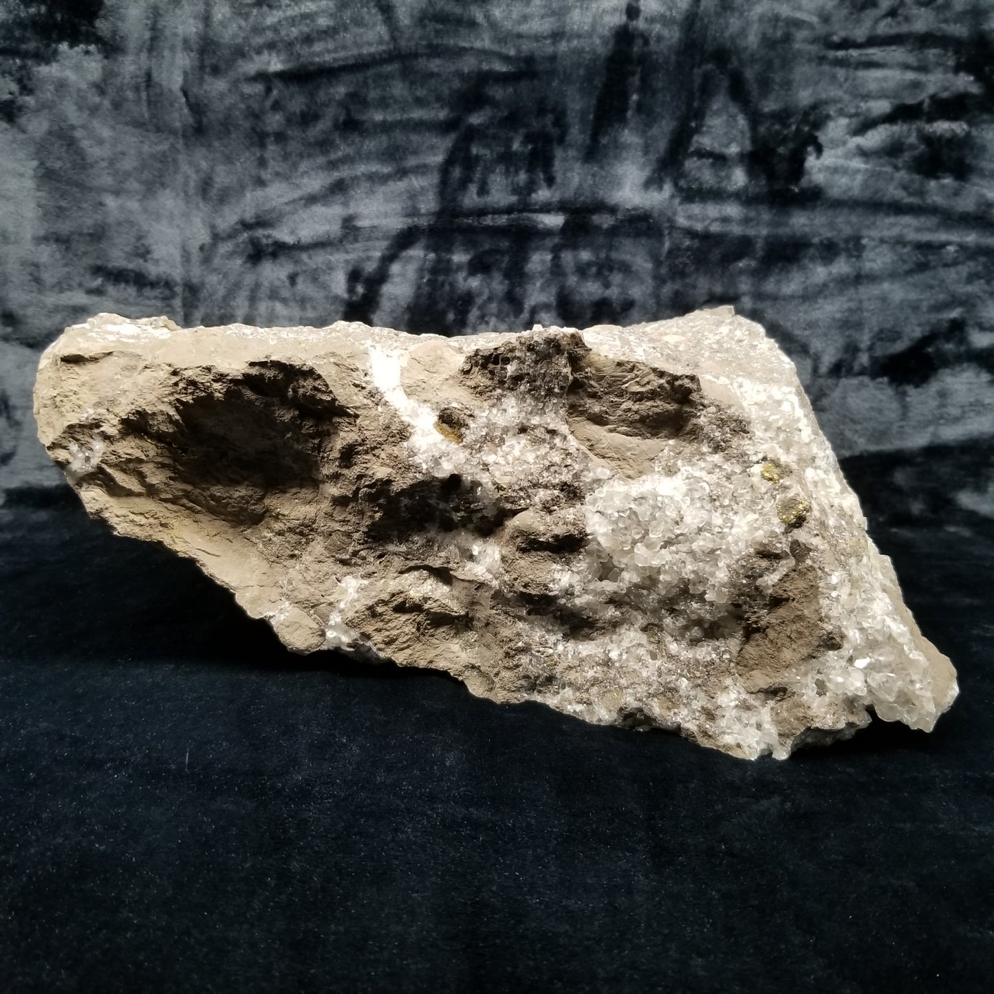 #33023 Super clear Nailhead Spar Calcite goede, Chalcopyrite ore and multiple small fossils in the matrix