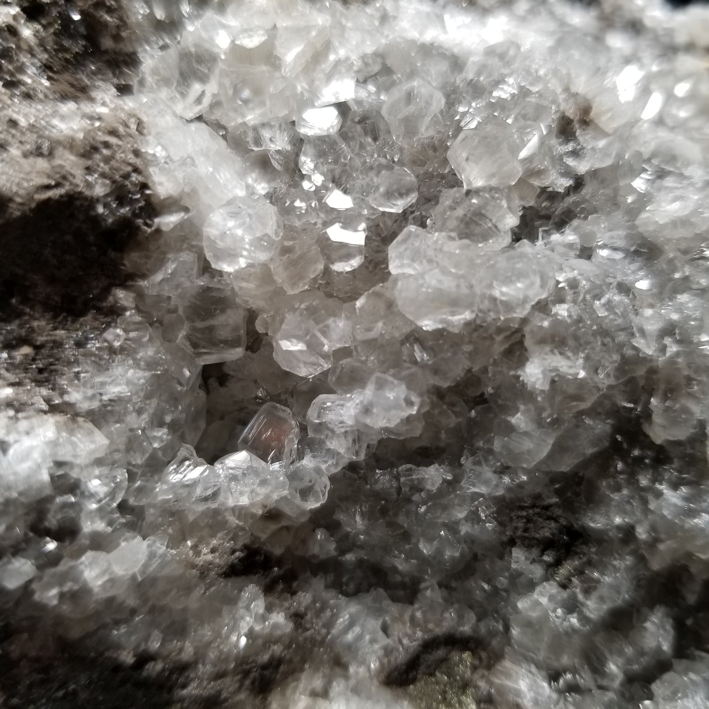 #33023 Super clear Nailhead Spar Calcite goede, Chalcopyrite ore and multiple small fossils in the matrix