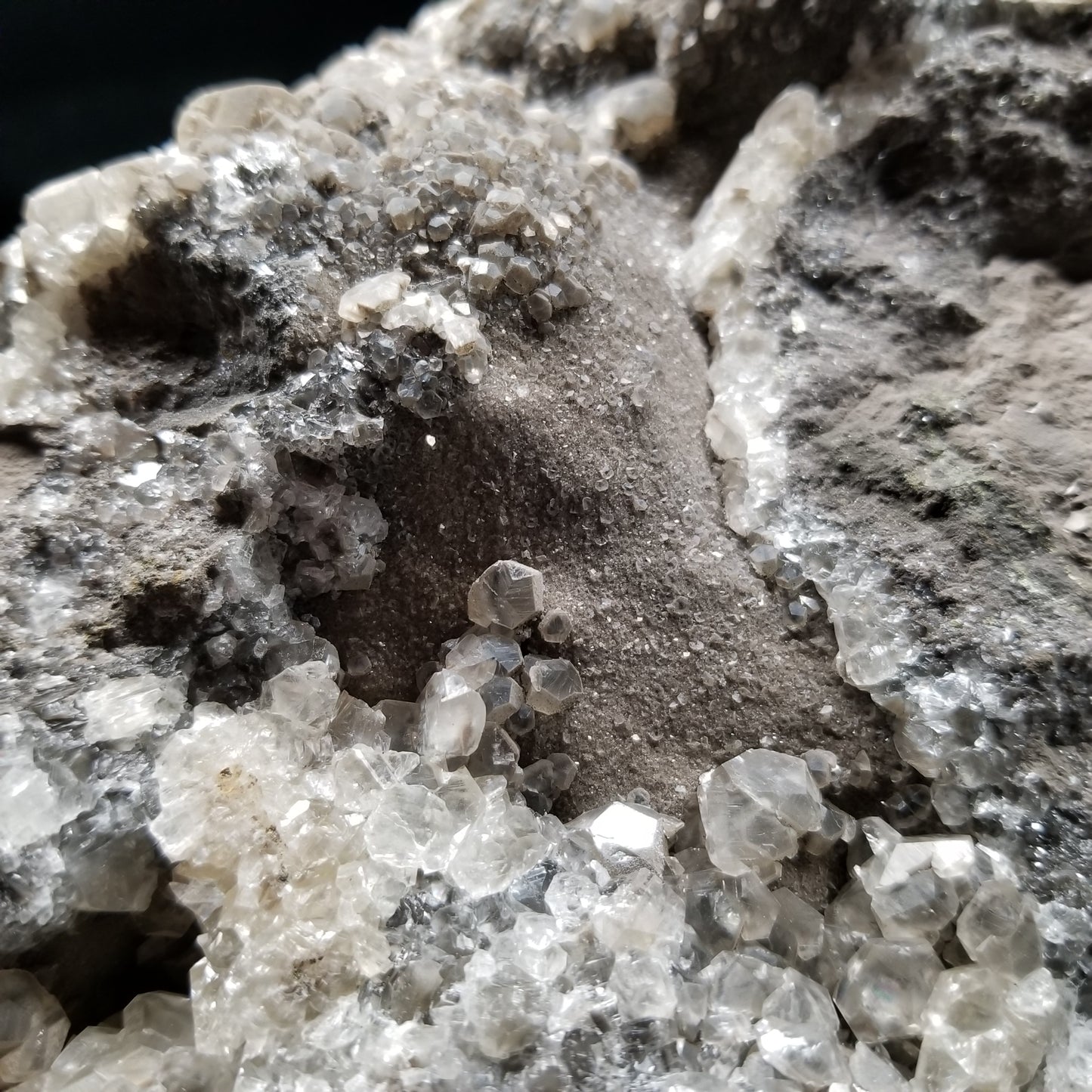 #33023 Super clear Nailhead Spar Calcite goede, Chalcopyrite ore and multiple small fossils in the matrix