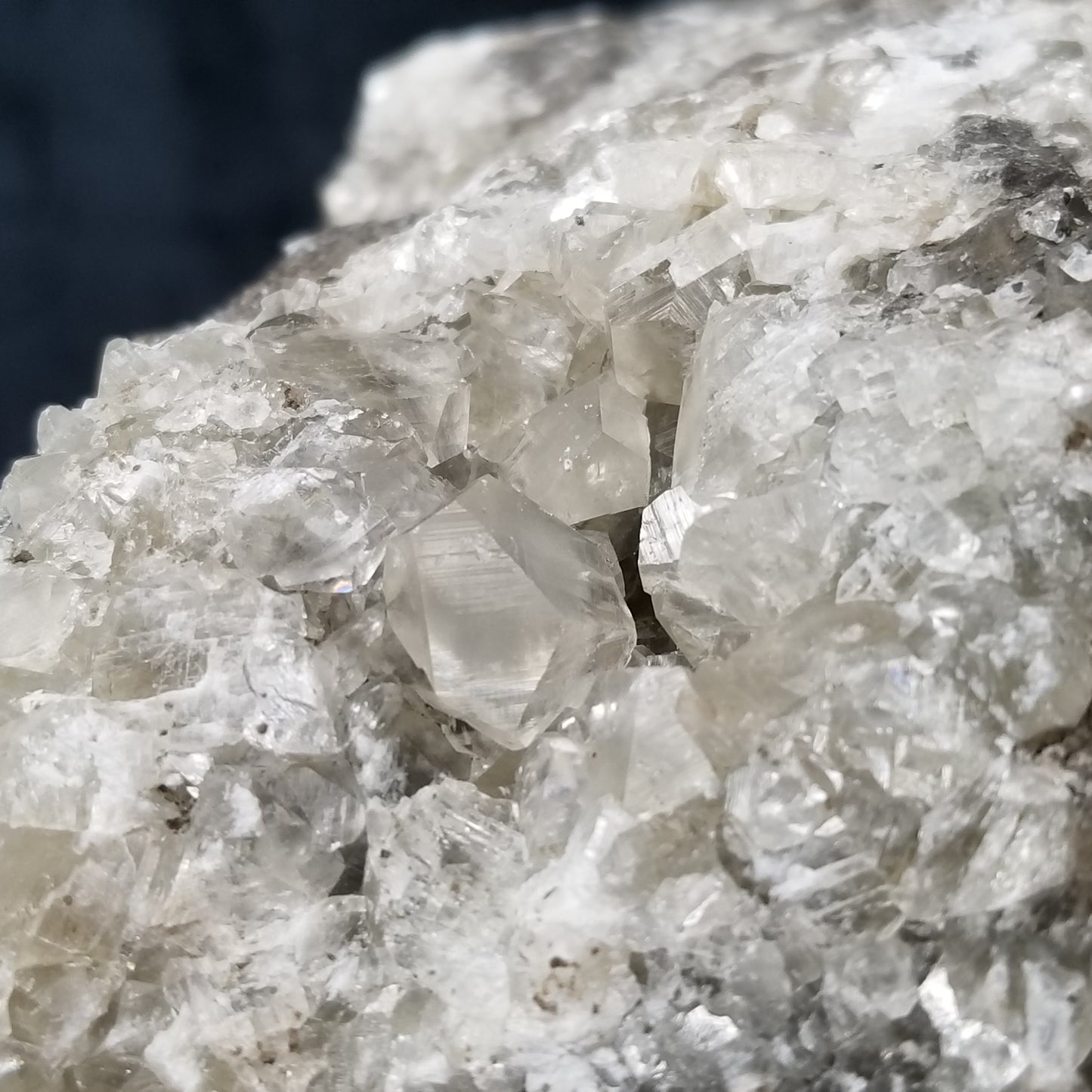 #33023 Super clear Nailhead Spar Calcite goede, Chalcopyrite ore and multiple small fossils in the matrix