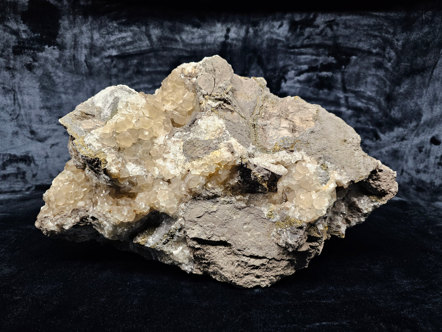 #33028 Super clear Nailhead Spar Calcite geode, Chalcopyrite ore and multiple small fossils in the matrix