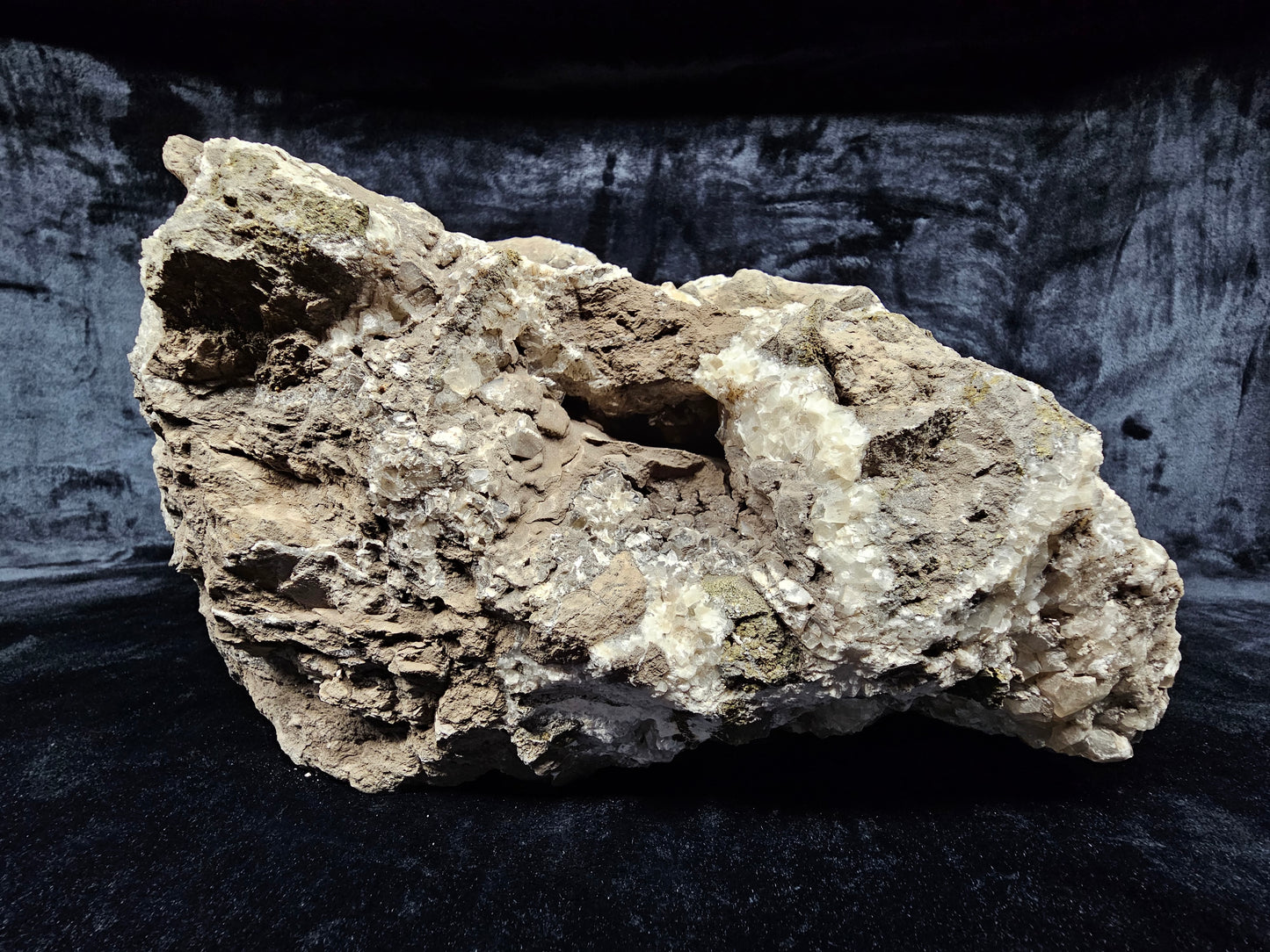 #33028 Super clear Nailhead Spar Calcite geode, Chalcopyrite ore and multiple small fossils in the matrix