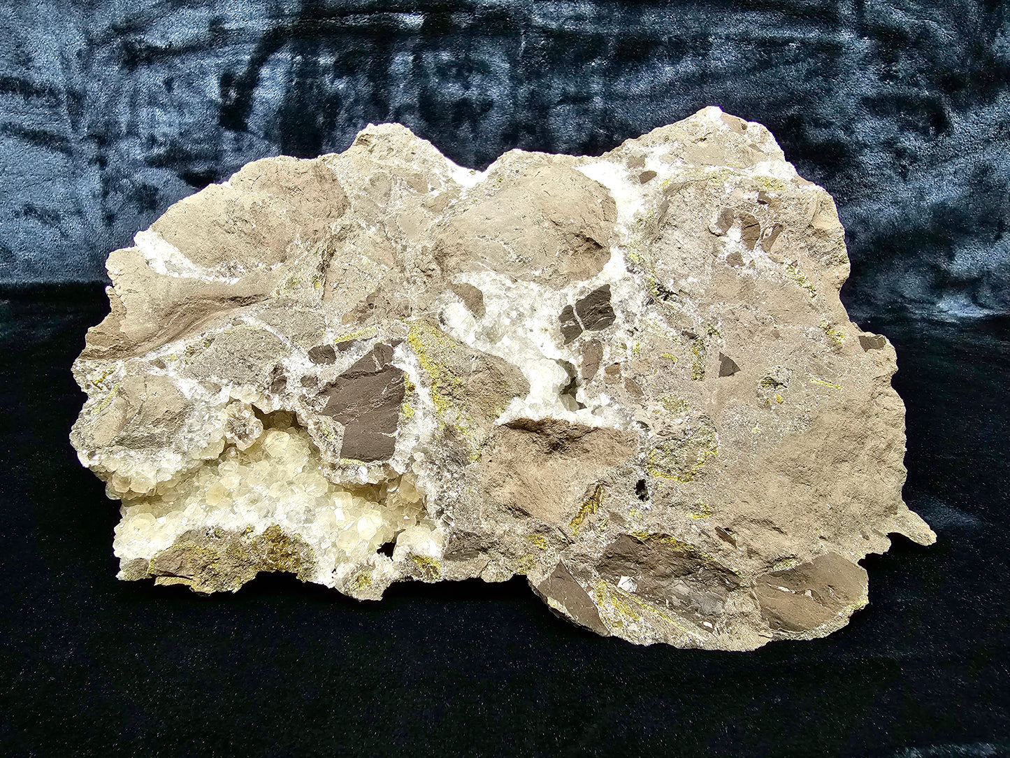 #33030 Super clear Nailhead Spar Calcite geode, Chalcopyrite ore and multiple small fossils in the matrix