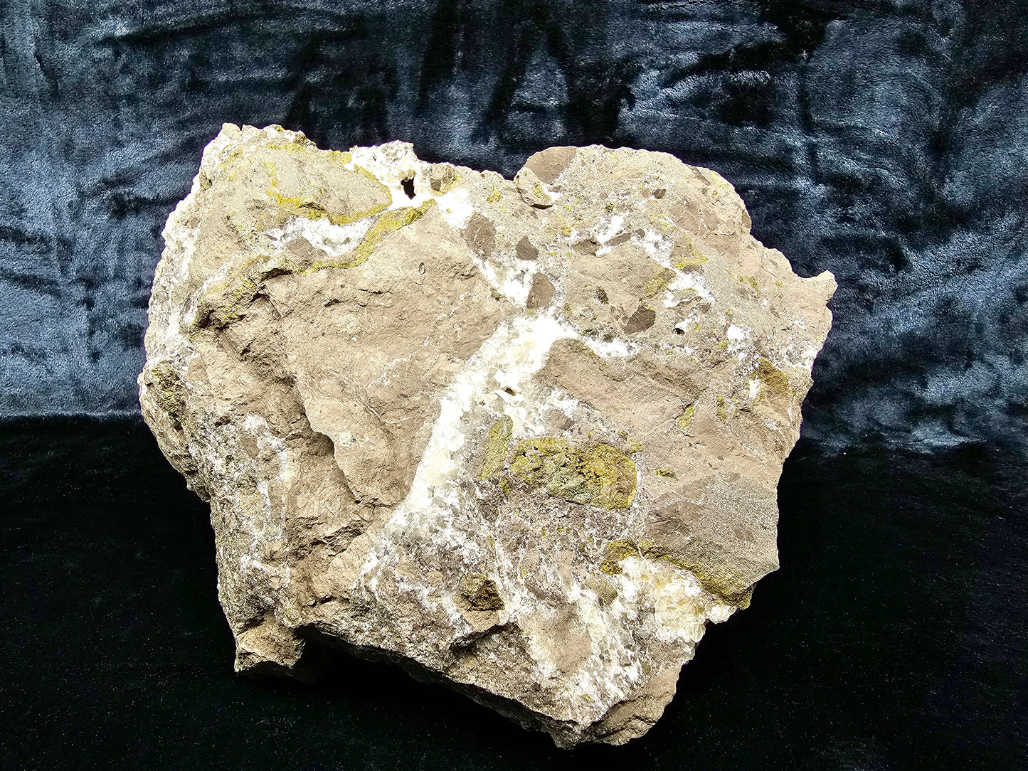 #33030 Super clear Nailhead Spar Calcite geode, Chalcopyrite ore and multiple small fossils in the matrix