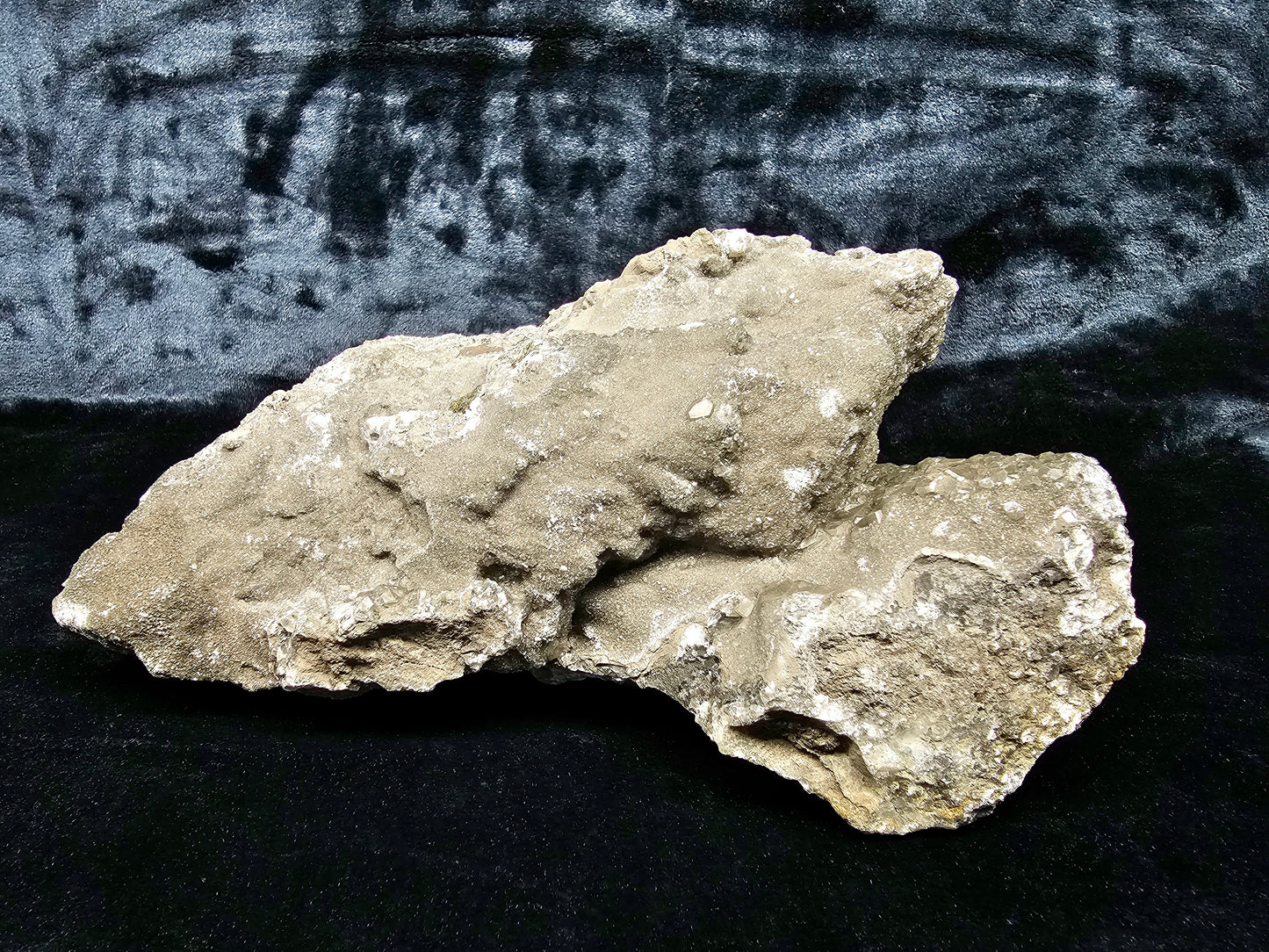 #33025 Special formation of Nailhead Spar Calcite cluster, Chalcopyrite ore and multiple small fossils in the matrix