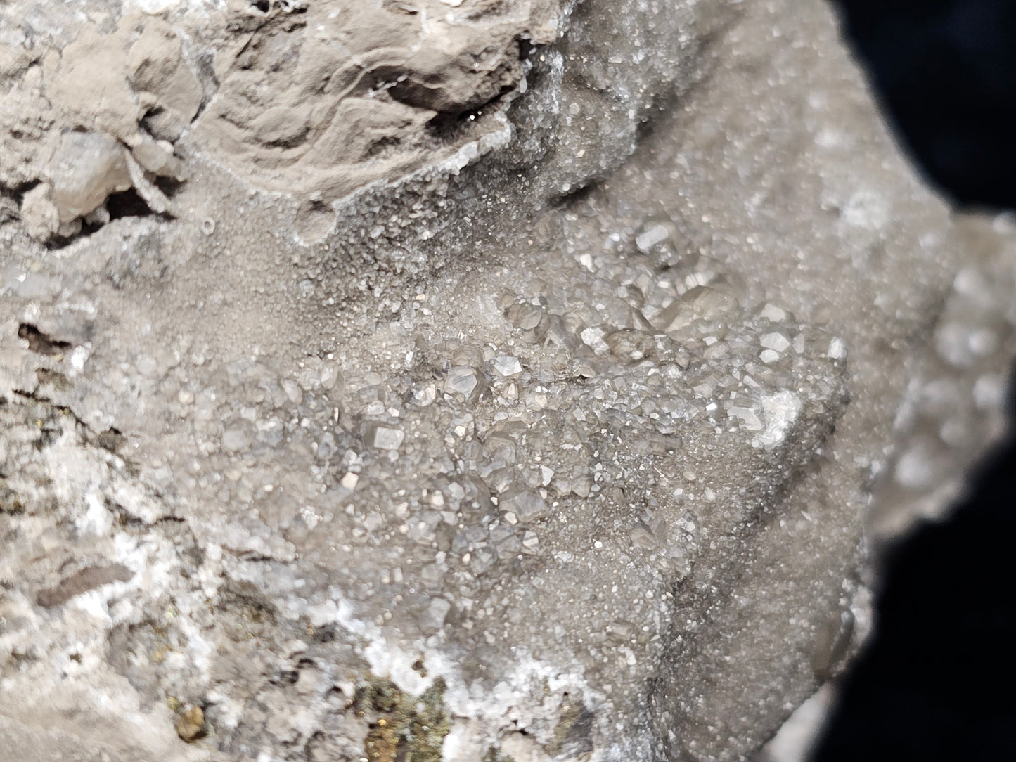 #33025 Special formation of Nailhead Spar Calcite cluster, Chalcopyrite ore and multiple small fossils in the matrix