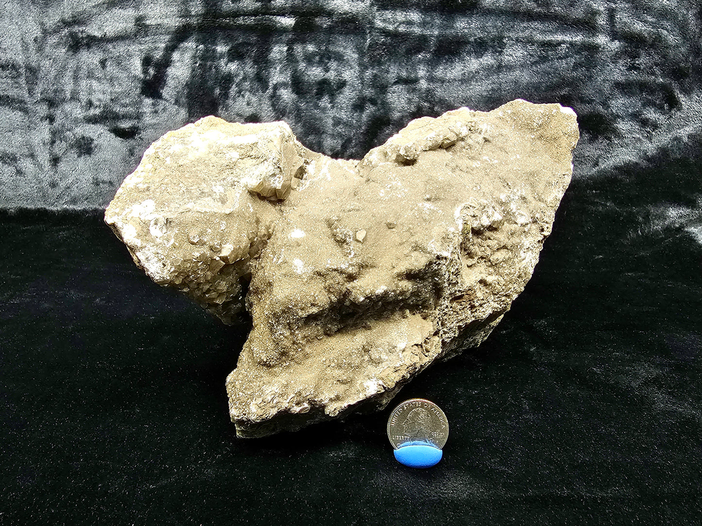 #33025 Special formation of Nailhead Spar Calcite cluster, Chalcopyrite ore and multiple small fossils in the matrix