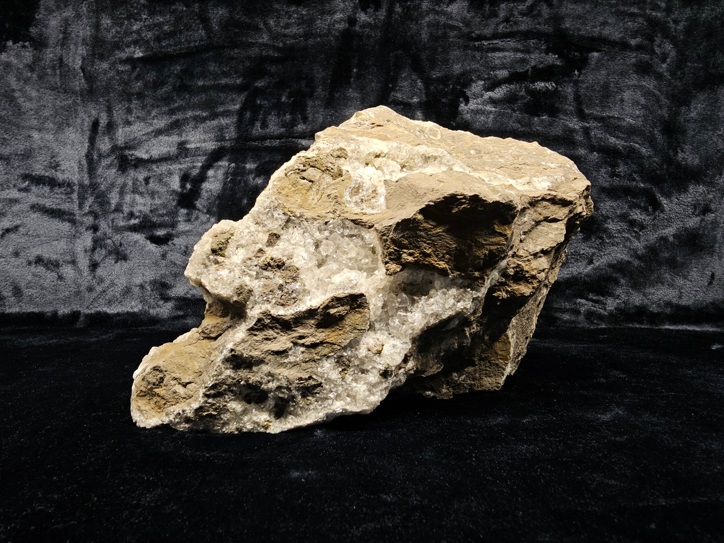 #33032 Super clear Nailhead Spar Calcite geode, Chalcopyrite ore and multiple small fossils in the matrix