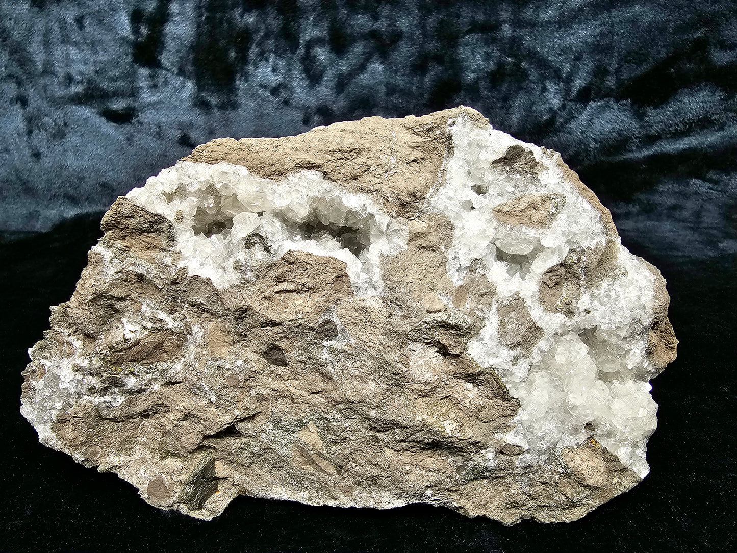 #33042 Super clear Nailhead Spar Calcite geode, Chalcopyrite ore and multiple small fossils in the matrix