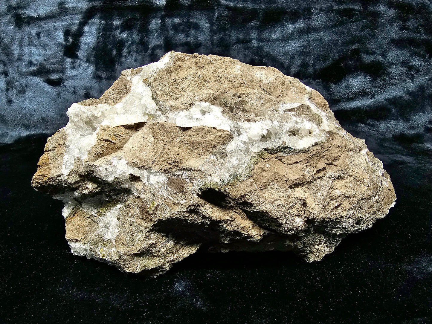 #33042 Super clear Nailhead Spar Calcite geode, Chalcopyrite ore and multiple small fossils in the matrix