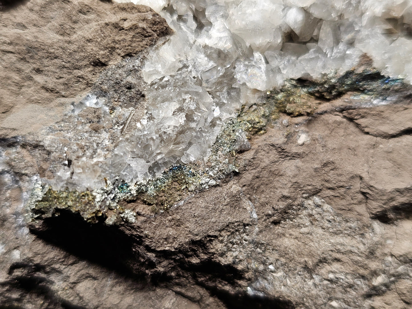 #33042 Super clear Nailhead Spar Calcite geode, Chalcopyrite ore and multiple small fossils in the matrix