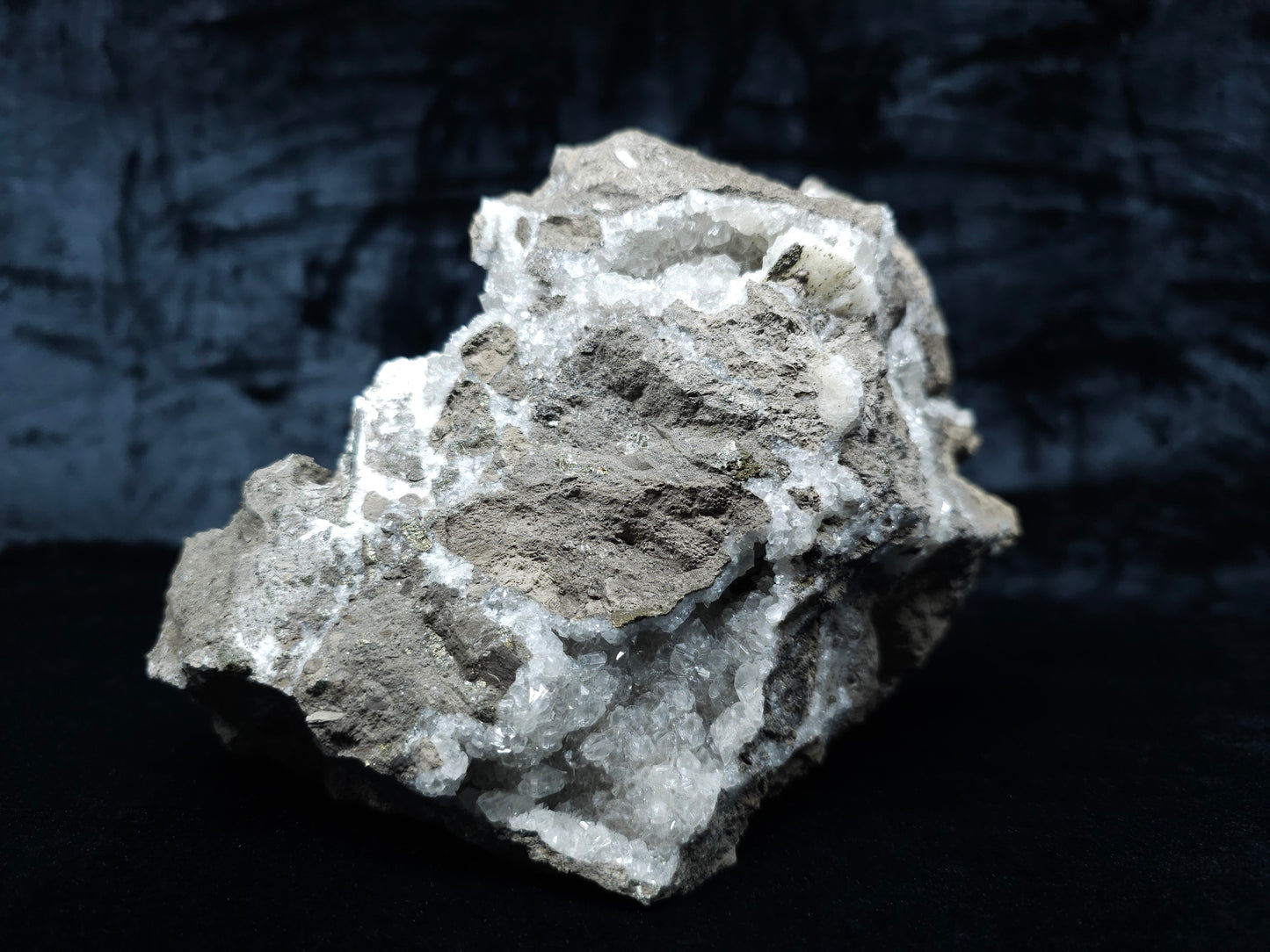 #33039 Super clear Nailhead Spar Calcite geode, Chalcopyrite ore and multiple small fossils in the matrix