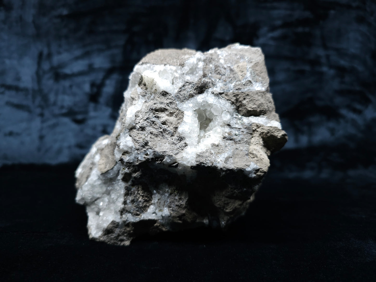 #33039 Super clear Nailhead Spar Calcite geode, Chalcopyrite ore and multiple small fossils in the matrix