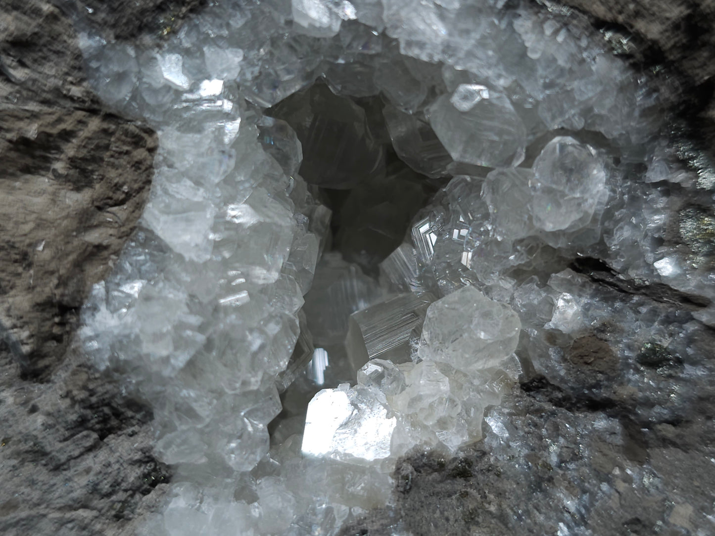 #33039 Super clear Nailhead Spar Calcite geode, Chalcopyrite ore and multiple small fossils in the matrix