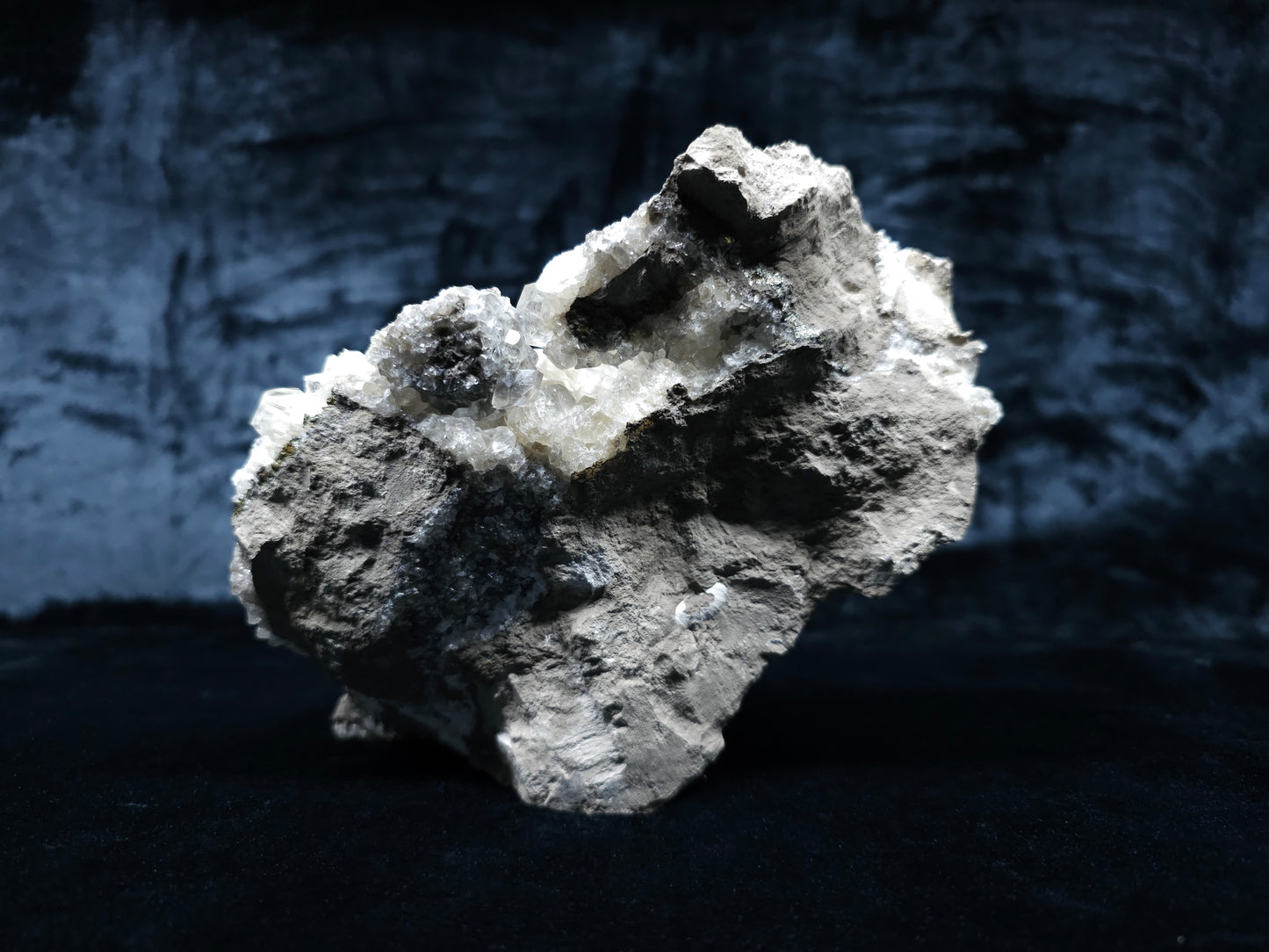 #33063 Super clear Nailhead Spar Calcite geode, Chalcopyrite ore and multiple small fossils in the matrix