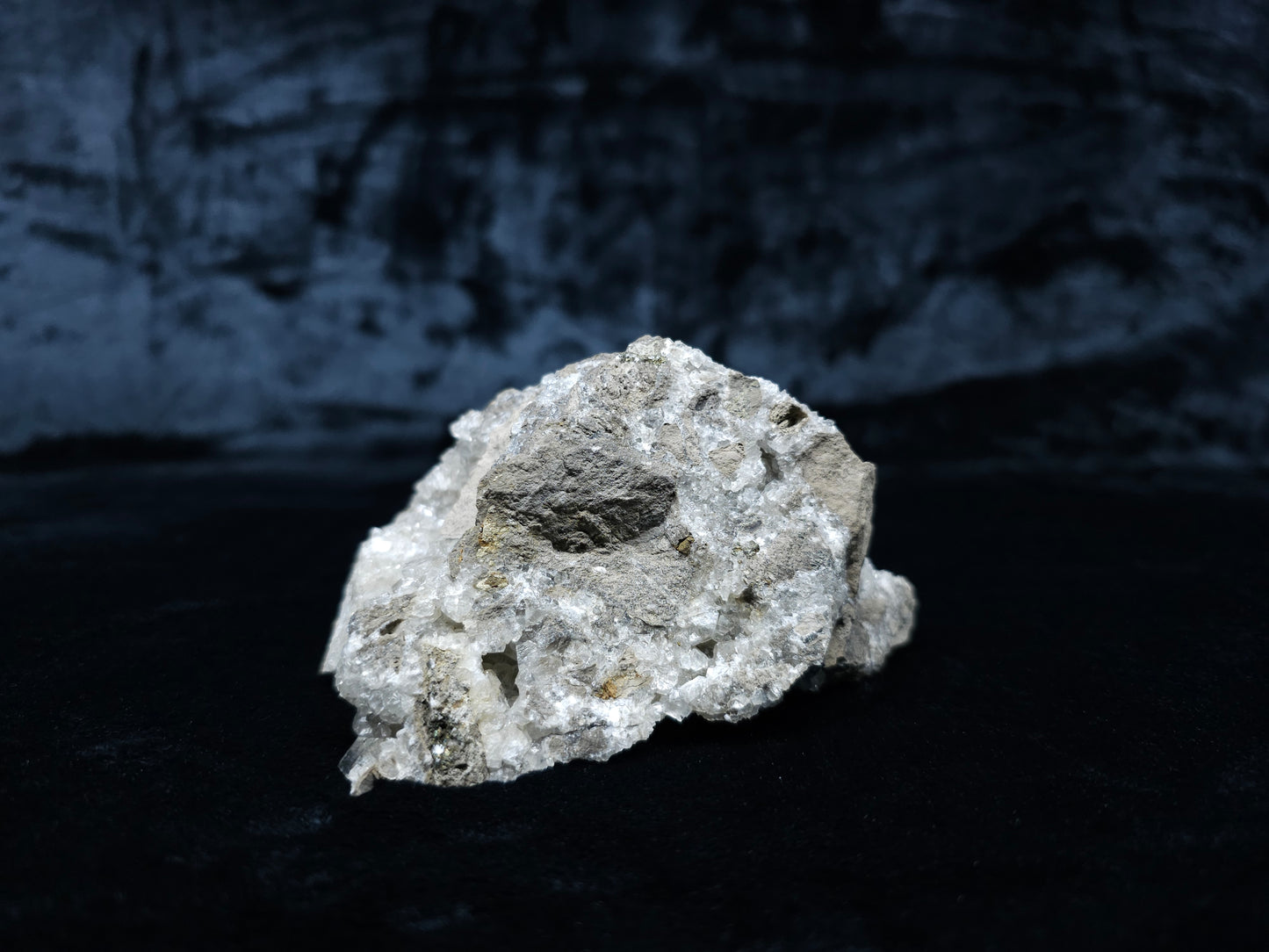#33050 Super clear Nailhead Spar Calcite small geode, Chalcopyrite ore and multiple small fossils in the matrix