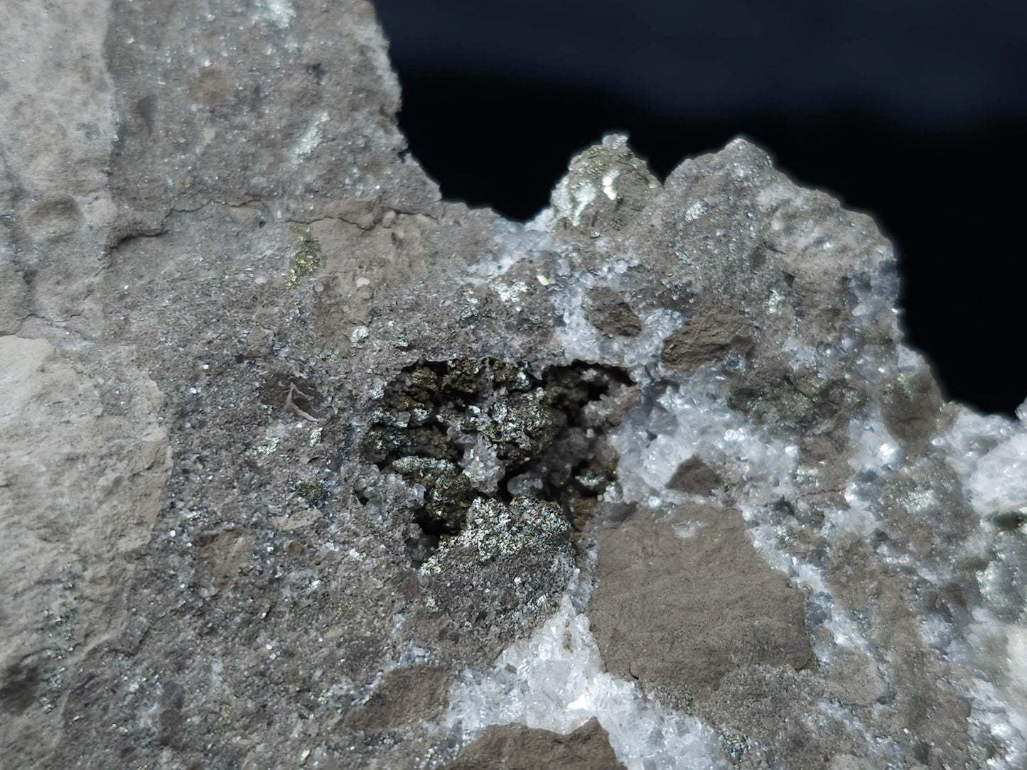 #33074 Super clear Nailhead Spar Calcite geode, Chalcopyrite ore and multiple small fossils in the matrix