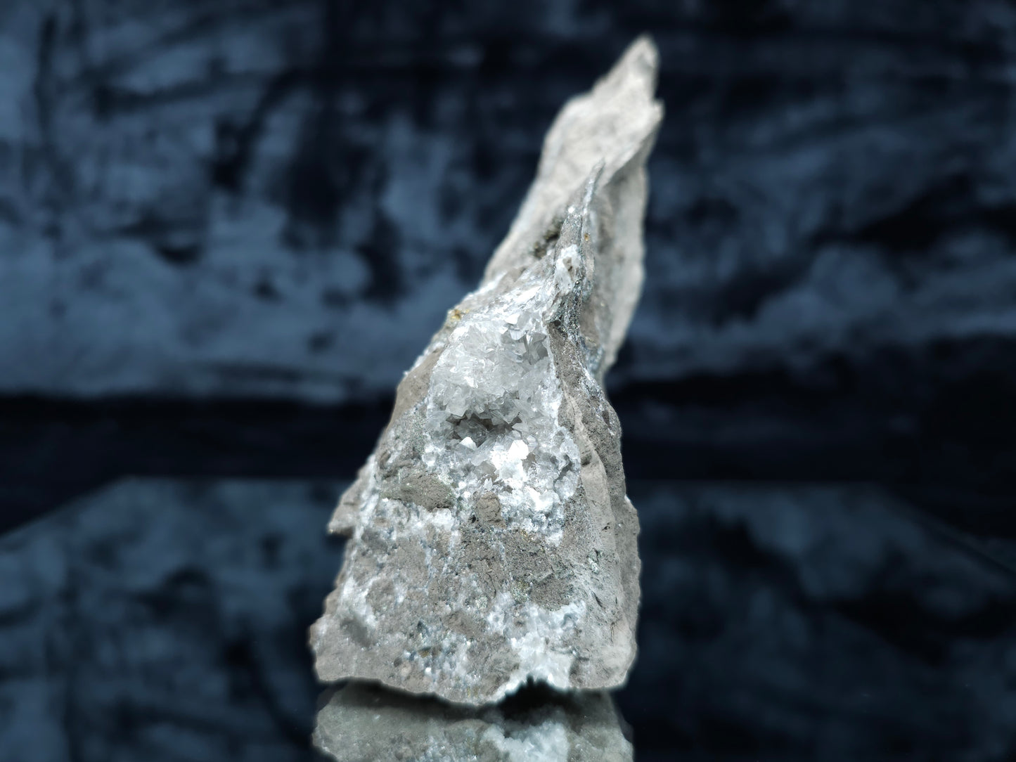 #33074 Super clear Nailhead Spar Calcite geode, Chalcopyrite ore and multiple small fossils in the matrix