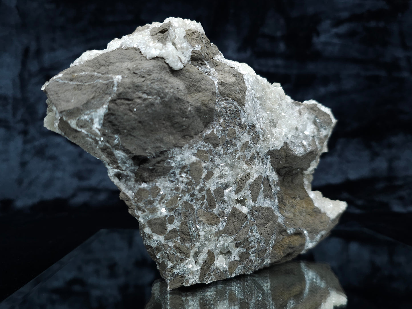 #33090 Super clear Nailhead Spar Calcite geode, Chalcopyrite ore and multiple small fossils in the matrix