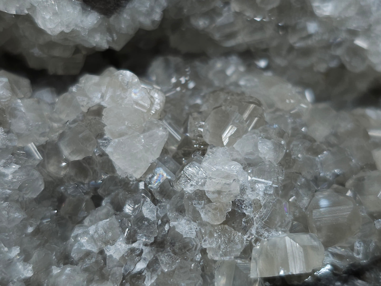 #33096 Super clear Nailhead Spar Calcite goede, Chalcopyrite ore and multiple small fossils in the matrix