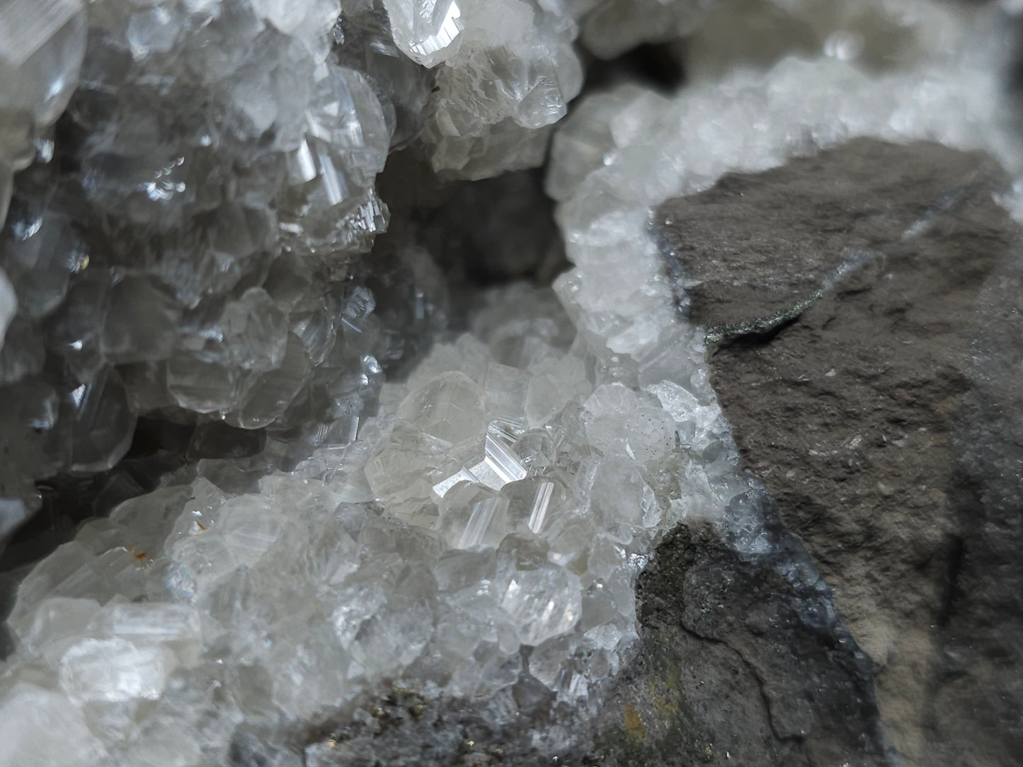 #33096 Super clear Nailhead Spar Calcite goede, Chalcopyrite ore and multiple small fossils in the matrix