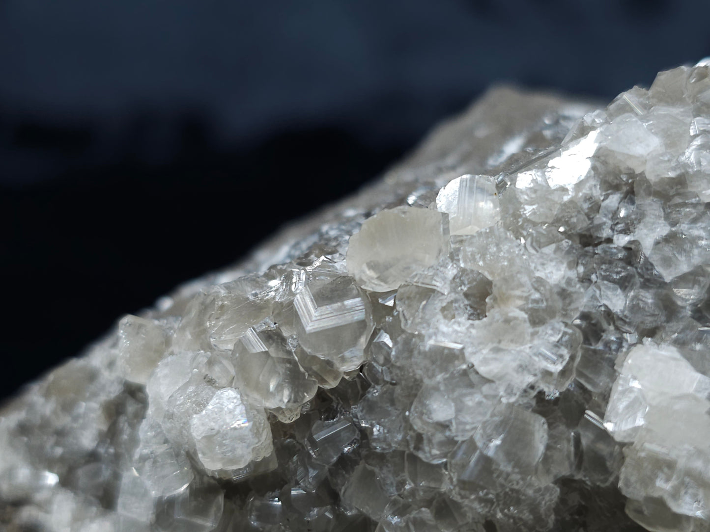 #33096 Super clear Nailhead Spar Calcite goede, Chalcopyrite ore and multiple small fossils in the matrix