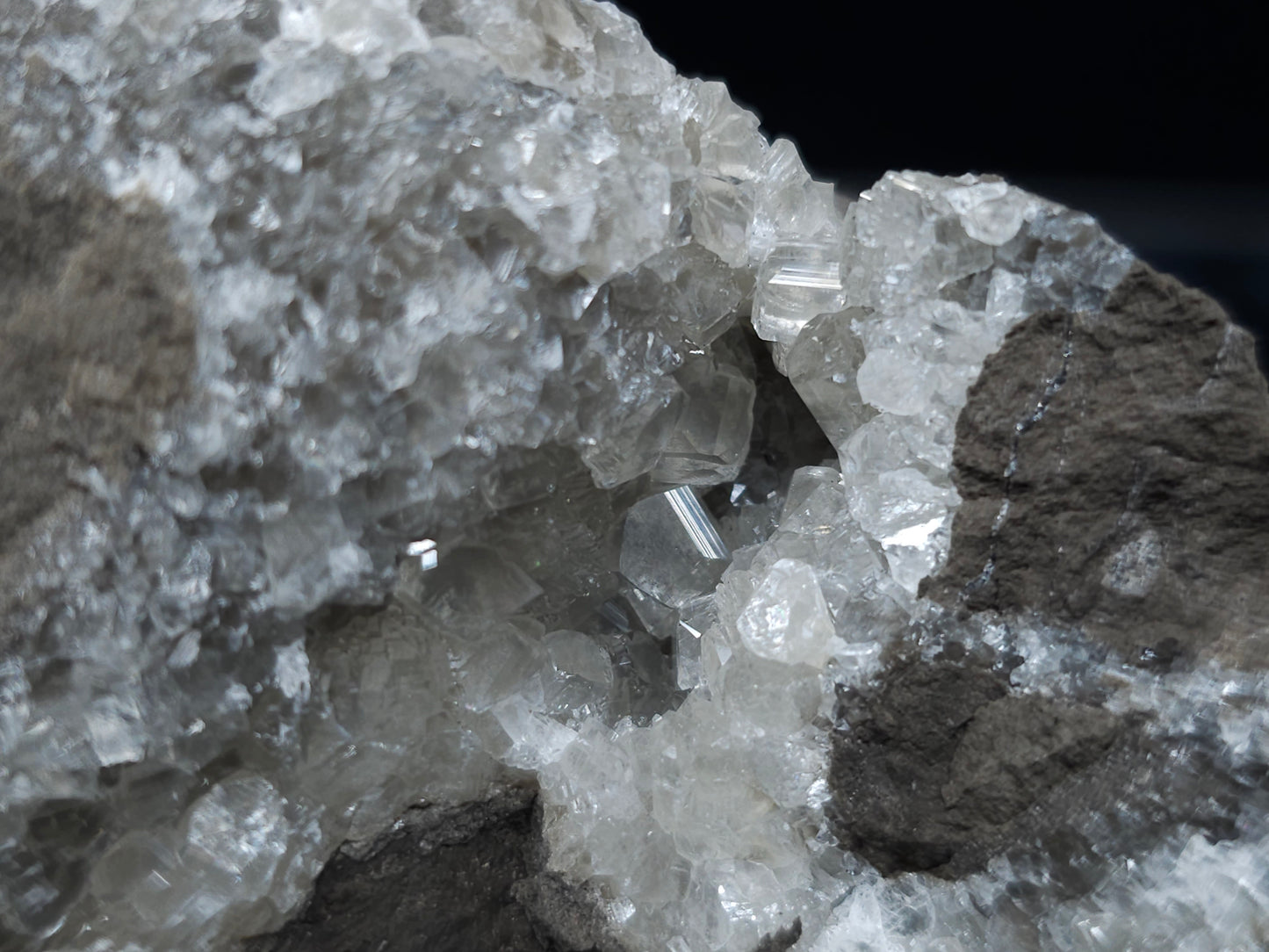 #33096 Super clear Nailhead Spar Calcite goede, Chalcopyrite ore and multiple small fossils in the matrix