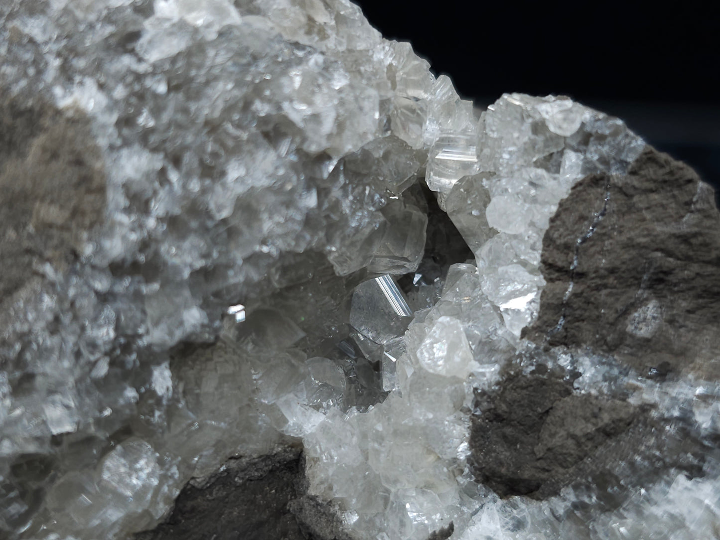#33096 Super clear Nailhead Spar Calcite goede, Chalcopyrite ore and multiple small fossils in the matrix