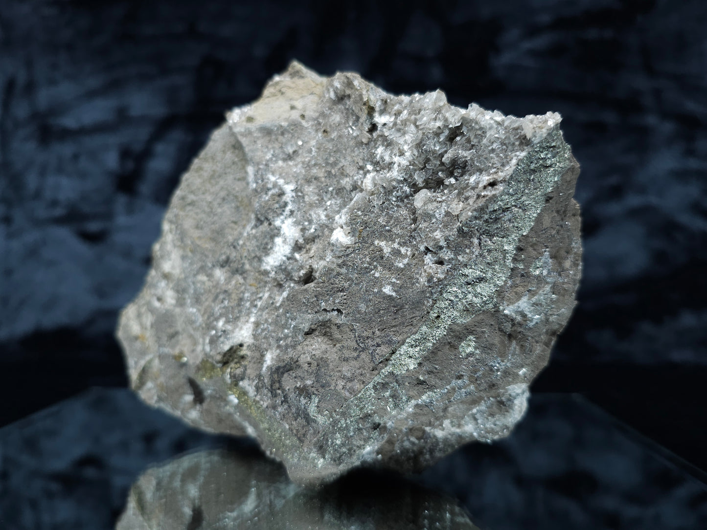 #33096 Super clear Nailhead Spar Calcite goede, Chalcopyrite ore and multiple small fossils in the matrix
