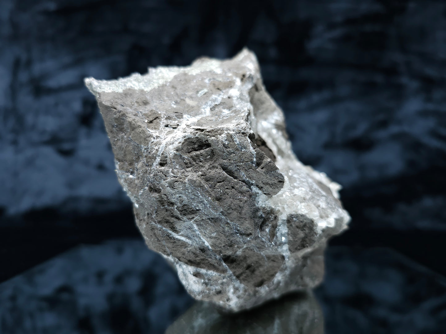 #33096 Super clear Nailhead Spar Calcite goede, Chalcopyrite ore and multiple small fossils in the matrix