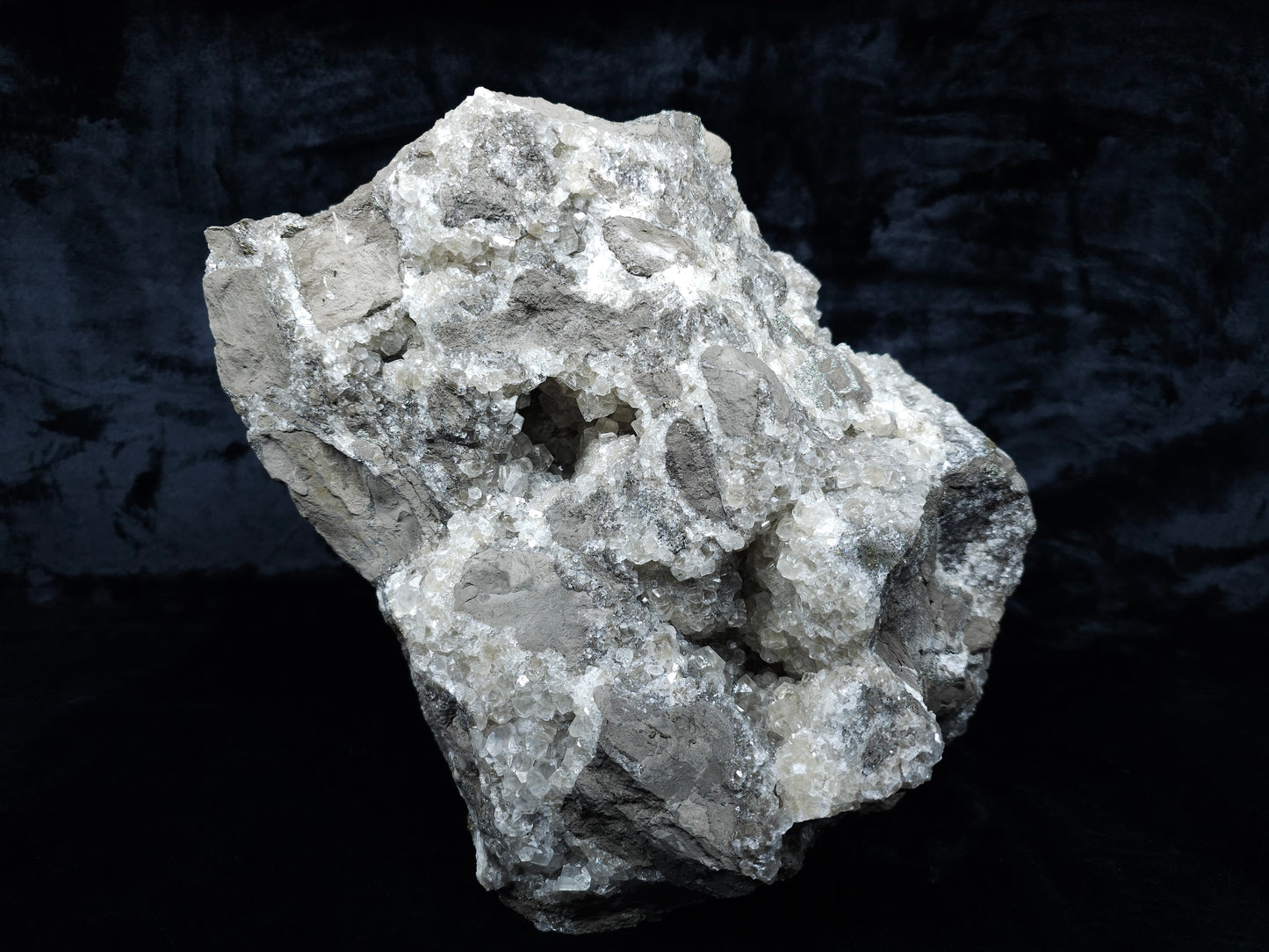 #33088 Super clear Nailhead Spar Calcite geode, Chalcopyrite ore and multiple small fossils in the matrix