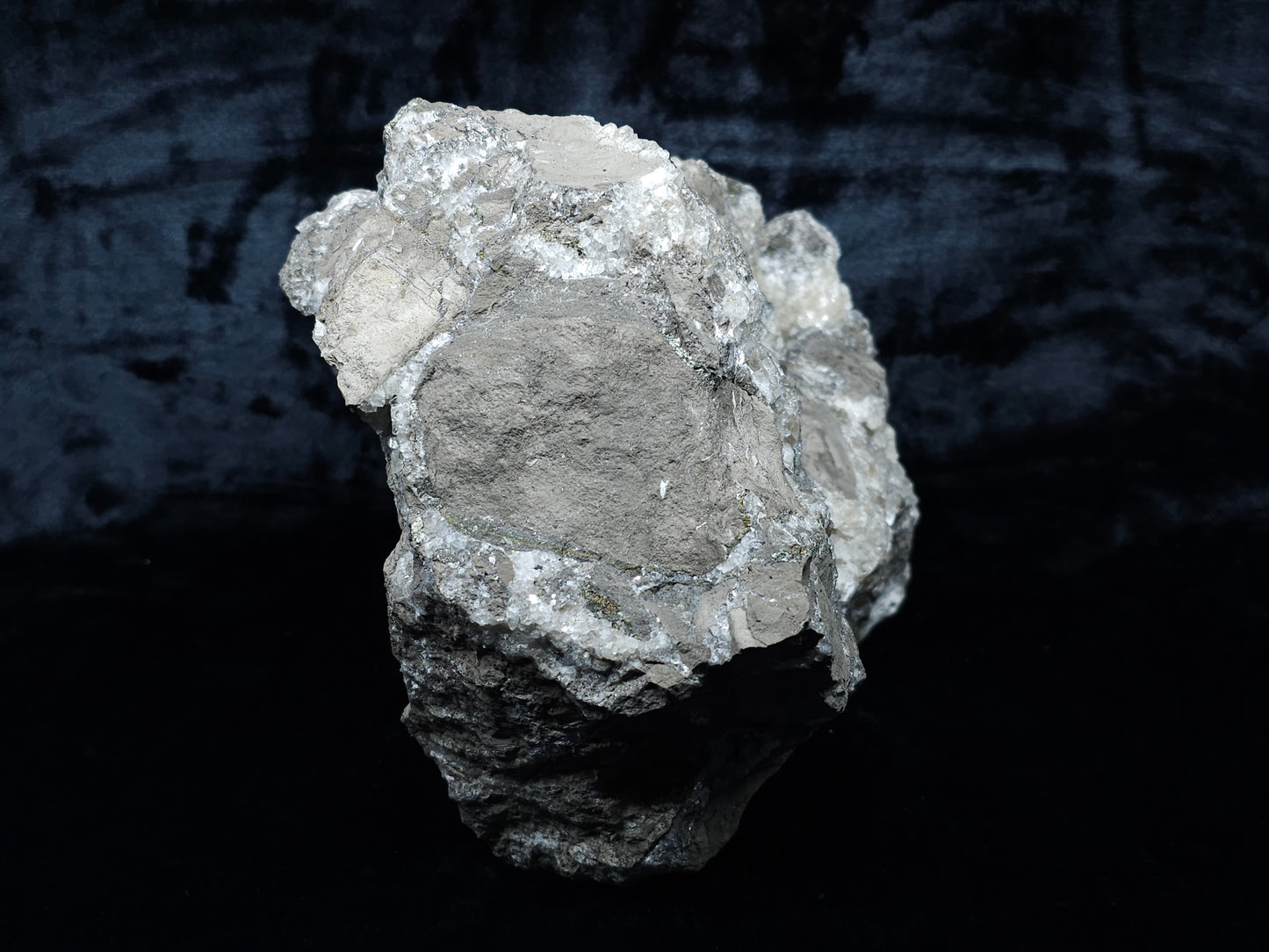 #33088 Super clear Nailhead Spar Calcite geode, Chalcopyrite ore and multiple small fossils in the matrix