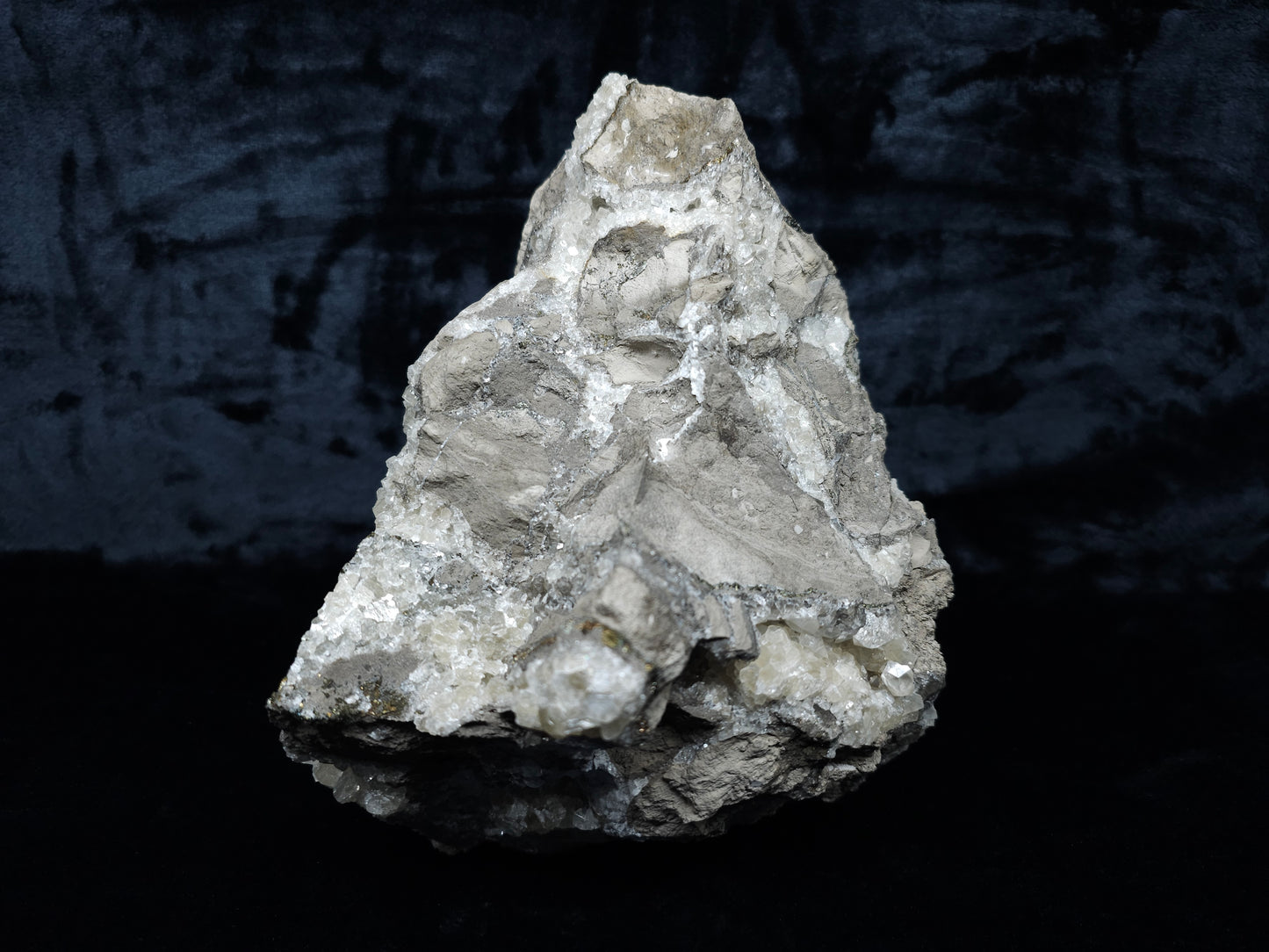 #33087 Super clear Nailhead Spar Calcite geode, Chalcopyrite ore and multiple small fossils in the matrix