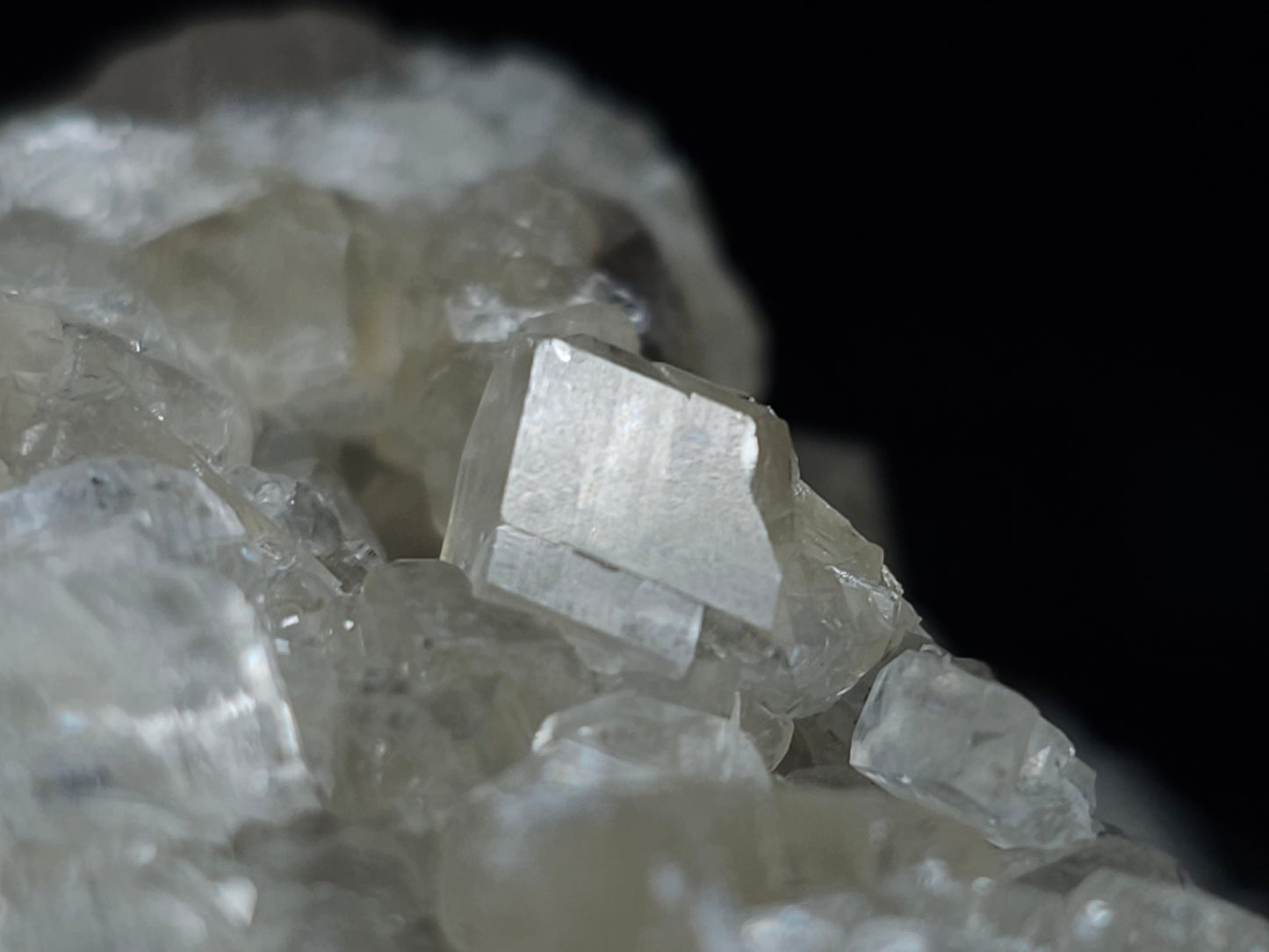 #33102 Super clear Nailhead Spar Calcite geode, Chalcopyrite ore and multiple small fossils in the matrix