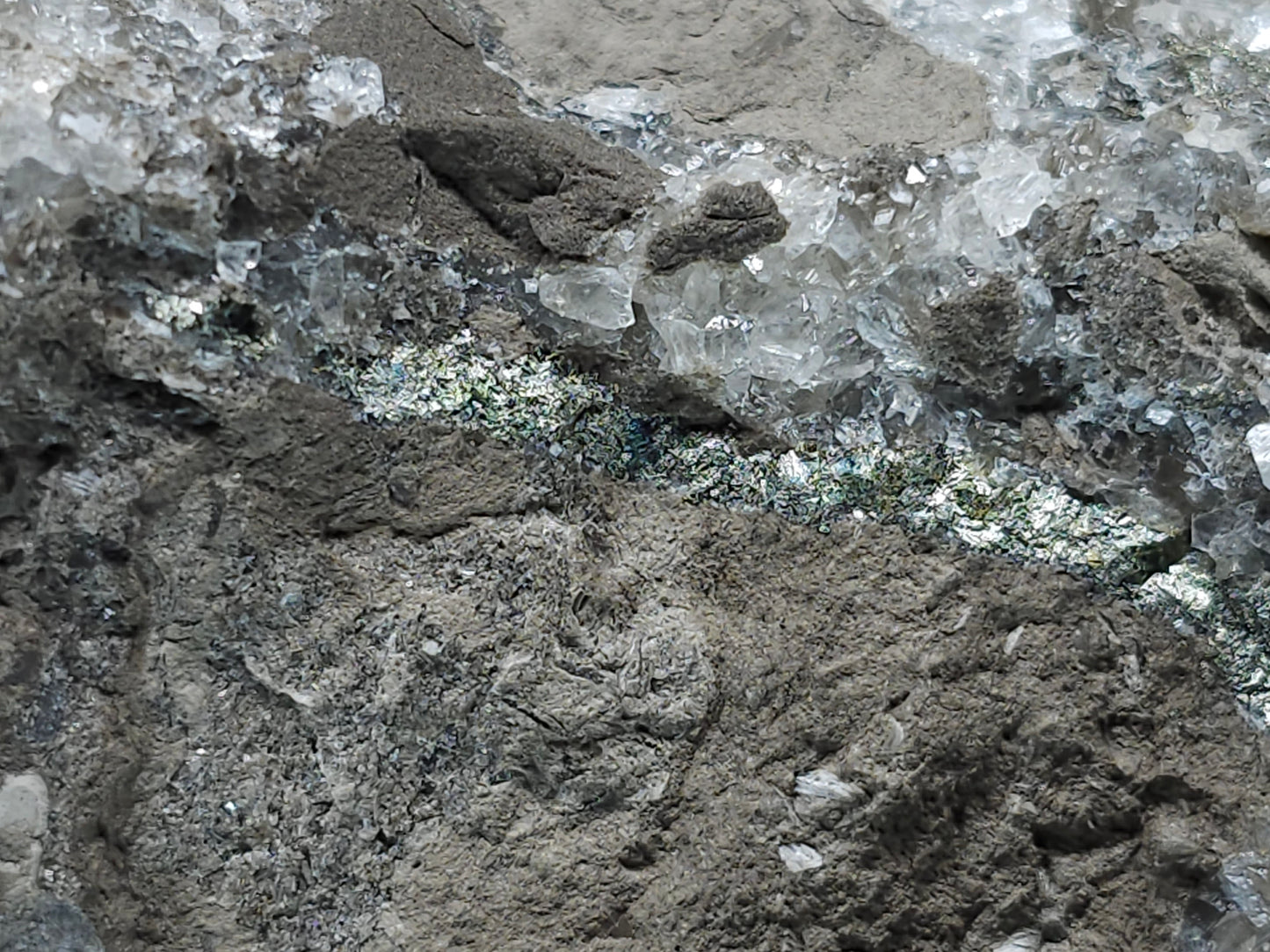 #33102 Super clear Nailhead Spar Calcite geode, Chalcopyrite ore and multiple small fossils in the matrix