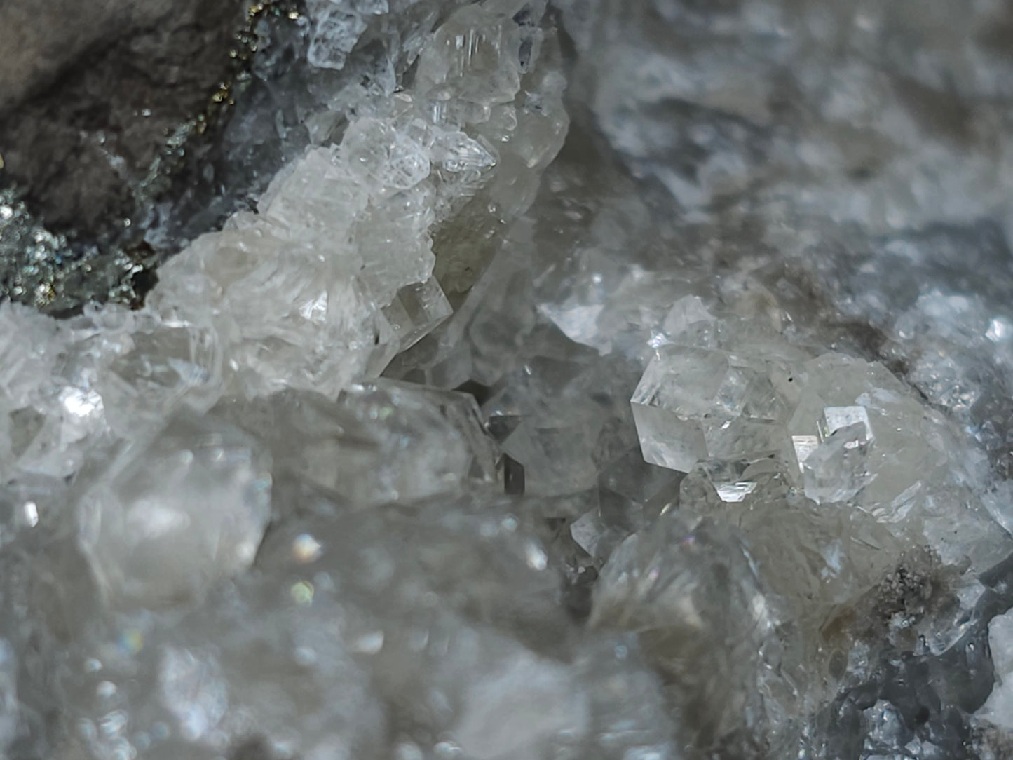 #33102 Super clear Nailhead Spar Calcite geode, Chalcopyrite ore and multiple small fossils in the matrix