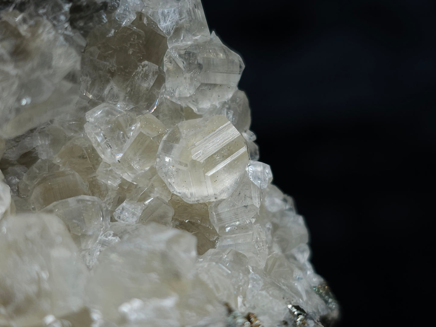 #33078 Super clear Nailhead Spar Calcite geode, Chalcopyrite ore and multiple small fossils in the matrix
