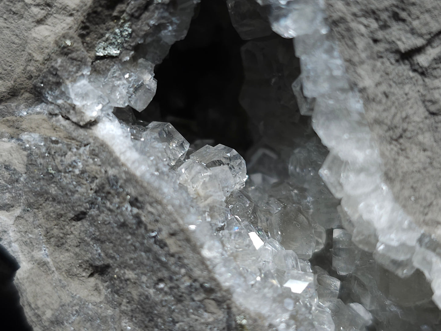 #33070 Super clear Nailhead Spar Calcite geode, Chalcopyrite ore and multiple small fossils in the matrix