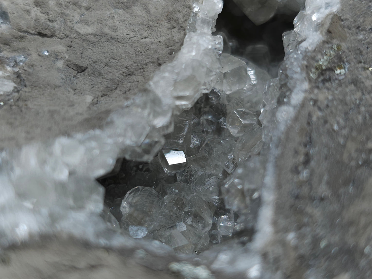 #33070 Super clear Nailhead Spar Calcite geode, Chalcopyrite ore and multiple small fossils in the matrix